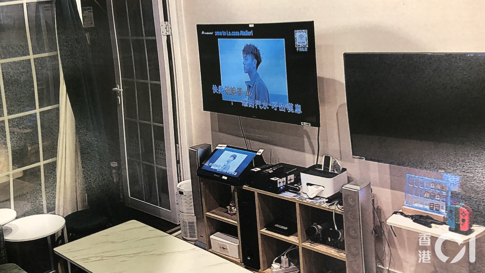 每部卡拉OK機載有多首懷疑侵權歌曲,包括香港唱作男歌手林家謙一手包辦曲詞編監的大熱歌《一人之境》。(林振華攝) 每部卡拉OK機載有多首懷疑侵權歌曲,包括香港唱作男歌手林家謙一手包辦曲詞編監的大熱歌《一人之境》。(林振華攝)