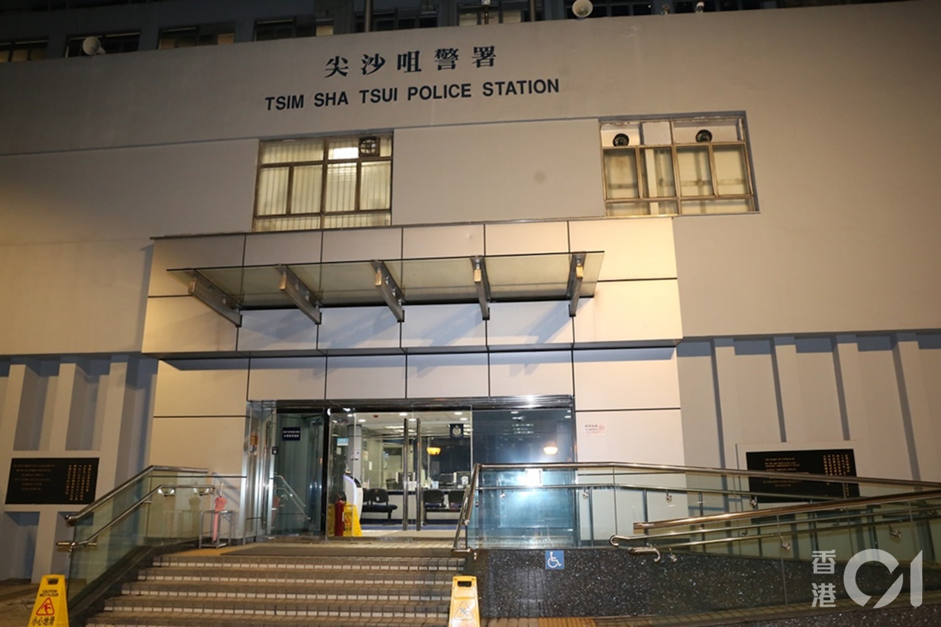 警方偵破一宗嚴重性暴力案件,一名男子涉嫌於2025年8月至2026年6月期間,專門在酒吧區將一些在街頭醉倒、不省人事的陌生男子,帶往賓館或大廈梯間侵犯及偷拍;案件涉及4名受害男子。(資料圖片) 警方偵破一宗嚴重性暴力案件,一名男子涉嫌於2025年8月至2026年6月期間,專門在酒吧區將一些在街頭醉倒、不省人事的陌生男子,帶往賓館或大廈梯間侵犯及偷拍;案件涉及4名受害男子。(資料圖片)