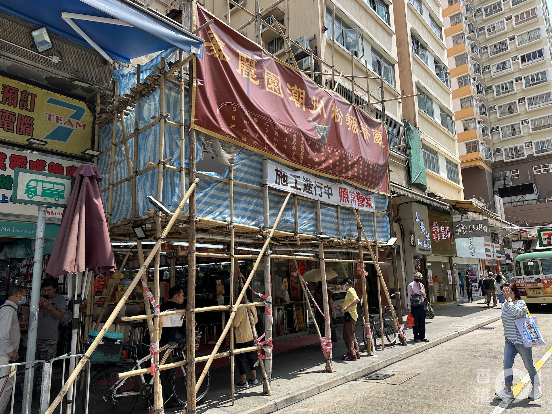 盛先生表示,利景樓1樓及2樓均為嘉麗園倉庫,許姓老闆經常出入大廈。(香港01記者) 盛先生表示,利景樓1樓及2樓均為嘉麗園倉庫,許姓老闆經常出入大廈。(香港01記者)