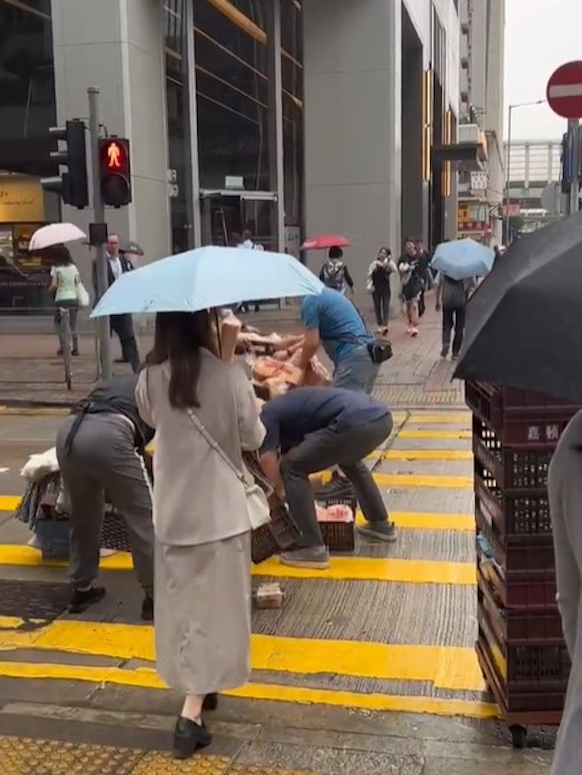 有內地男遊客在香港街頭看到有搬運麵包的工人不小心將麵包掉落馬路，旁邊的行人熱心上前幫忙，旁邊的車輛亦耐心等候，故拍下這幕分享到網上，大讚港人有素質。（小紅書截圖）