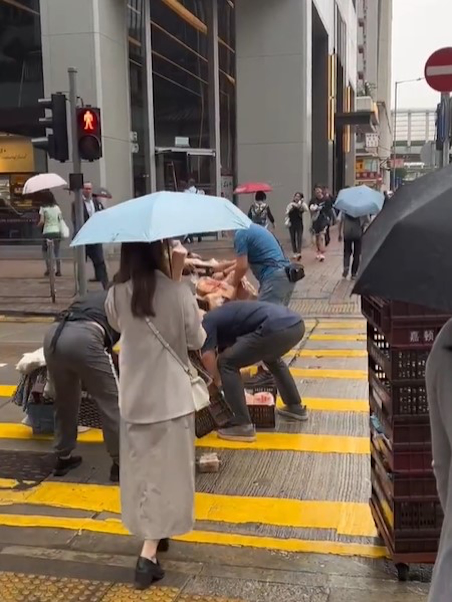 有內地男遊客在香港街頭看到有搬運麵包的工人不小心將麵包掉落馬路,旁邊的行人熱心上前幫忙,旁邊的車輛亦耐心等候,故拍下這幕分享到網上,大讚港人有素質。(小紅書截圖) 有內地男遊客在香港街頭看到有搬運麵包的工人不小心將麵包掉落馬路,旁邊的行人熱心上前幫忙,旁邊的車輛亦耐心等候,故拍下這幕分享到網上,大讚港人有素質。(小紅書截圖)