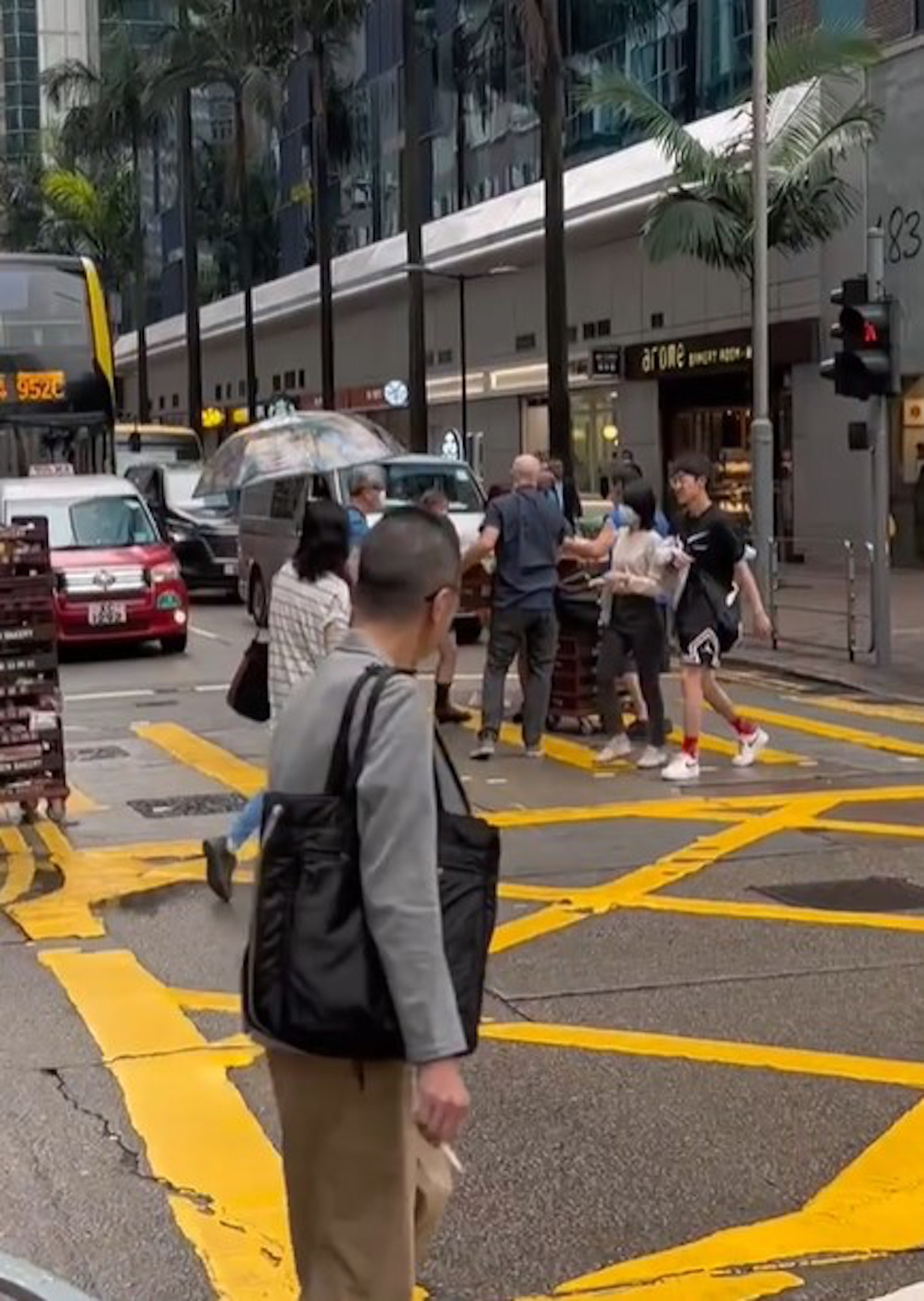 對於港人熱心助人且禮讓的舉動，都獲網民大讚，「很暖心」。（小紅書截圖）