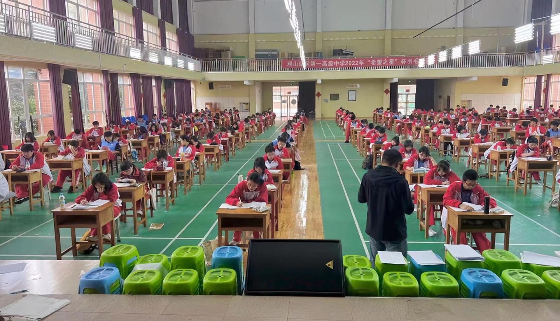 遵理集團於上周末在貴州舉行DSE中學文憑試模擬試,採用「裸考」方式,考生試前無任何認識及沒有準備。(遵理集團提供圖片) 遵理集團於上周末在貴州舉行DSE中學文憑試模擬試,採用「裸考」方式,考生試前無任何認識及沒有準備。(遵理集團提供圖片)