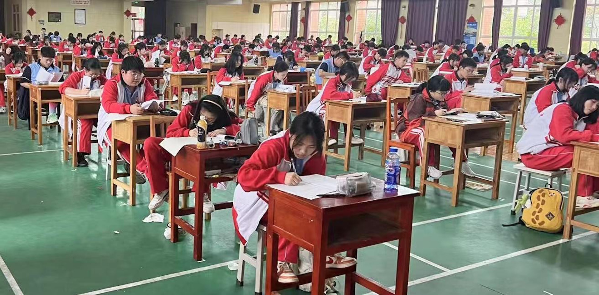 遵理集團於上周末在貴州舉行DSE中學文憑試模擬試,採用「裸考」方式,考生試前無任何認識及沒有準備。(遵理集團提供圖片) 遵理集團於上周末在貴州舉行DSE中學文憑試模擬試,採用「裸考」方式,考生試前無任何認識及沒有準備。(遵理集團提供圖片)