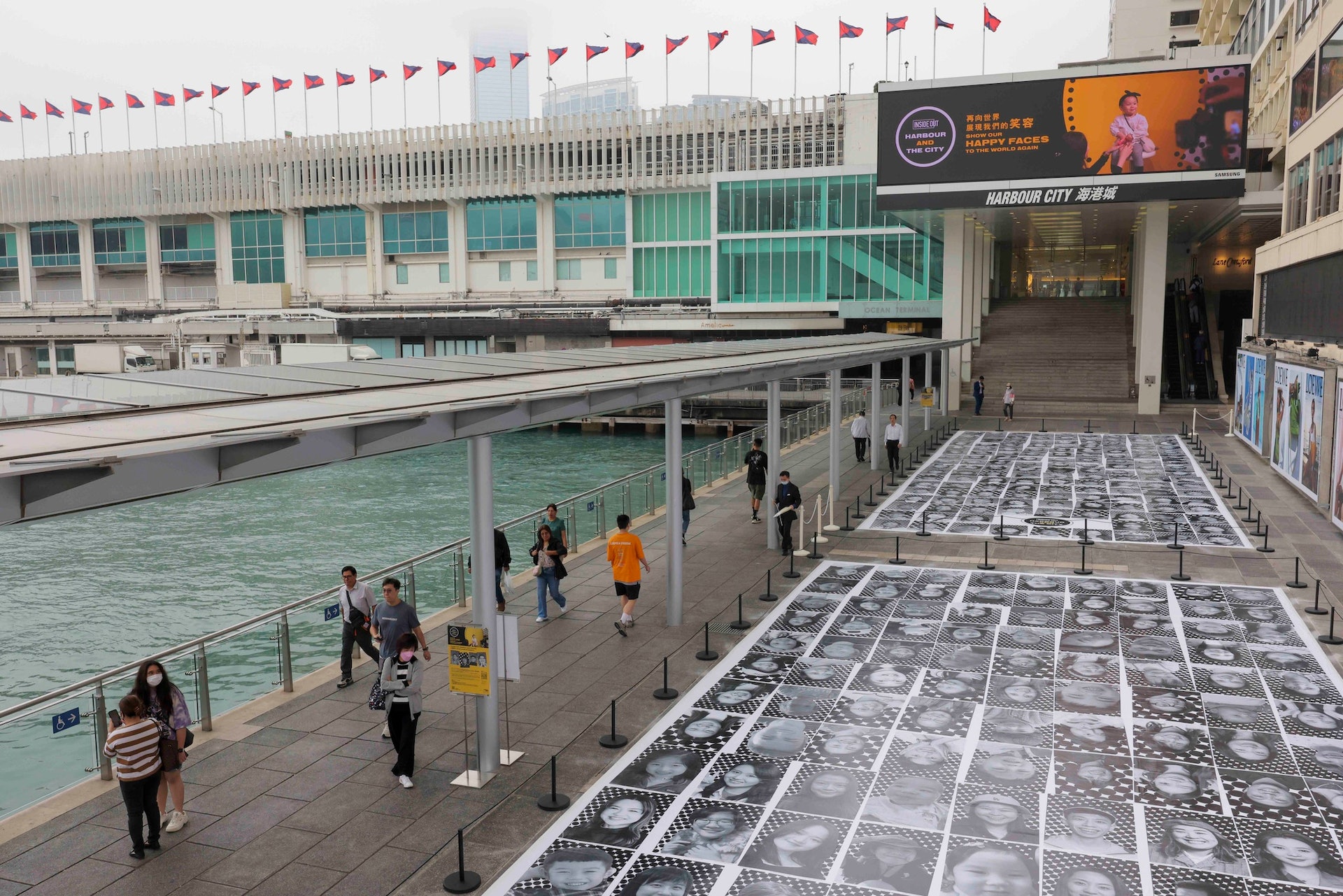 尖沙咀海港城450張黑白相藝術裝置捱罵網民怒插:大吉利是咩! 尖沙咀海港城450張黑白相藝術裝置捱罵網民怒插:大吉利是咩!