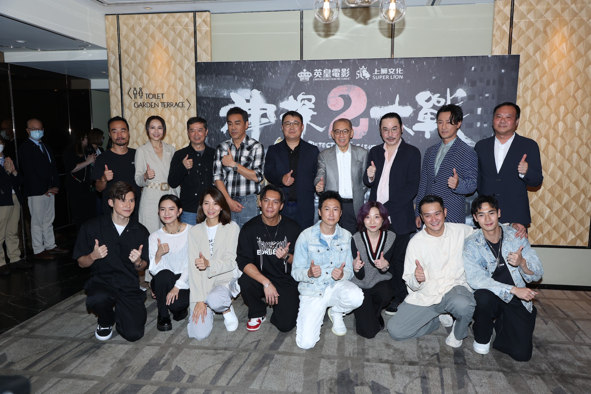 《神探大戰》舉行慶功宴,英皇老闆楊受成攜同導演韋家輝、劉青雲、林峯、陳家樂及湯怡等一同出席。(葉志明 攝) 《神探大戰》舉行慶功宴,英皇老闆楊受成攜同導演韋家輝、劉青雲、林峯、陳家樂及湯怡等一同出席。(葉志明 攝)