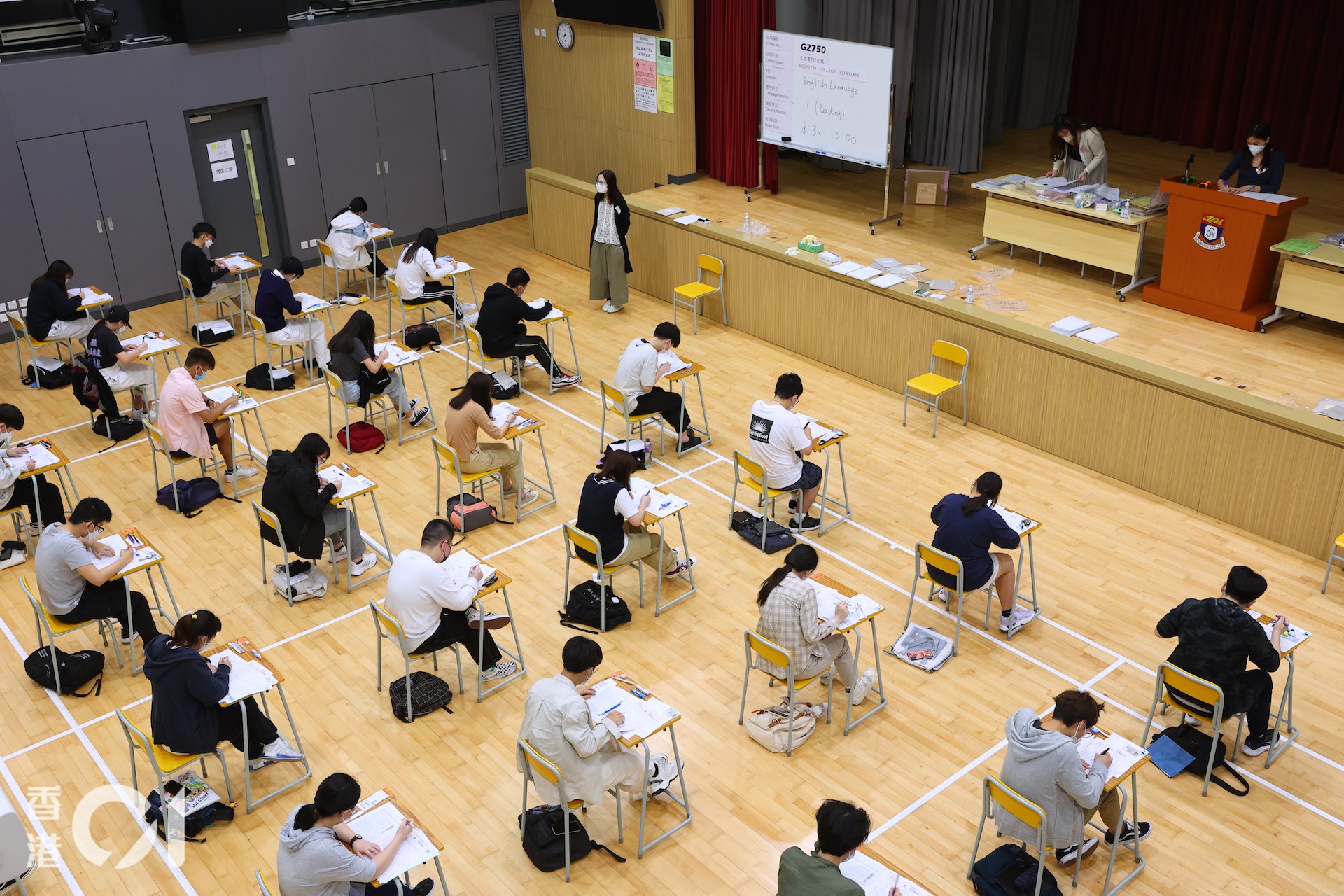 考評局早前更新「校本評核簡介小冊子」,新增學生使用人工智能(AI)的注意事項,指出學生若在完成校本評核習作過程中曾使用AI工具,須與其他參考資料一樣列明出處,否則會被視為抄襲。(資料圖片) 考評局早前更新「校本評核簡介小冊子」,新增學生使用人工智能(AI)的注意事項,指出學生若在完成校本評核習作過程中曾使用AI工具,須與其他參考資料一樣列明出處,否則會被視為抄襲。(資料圖片)