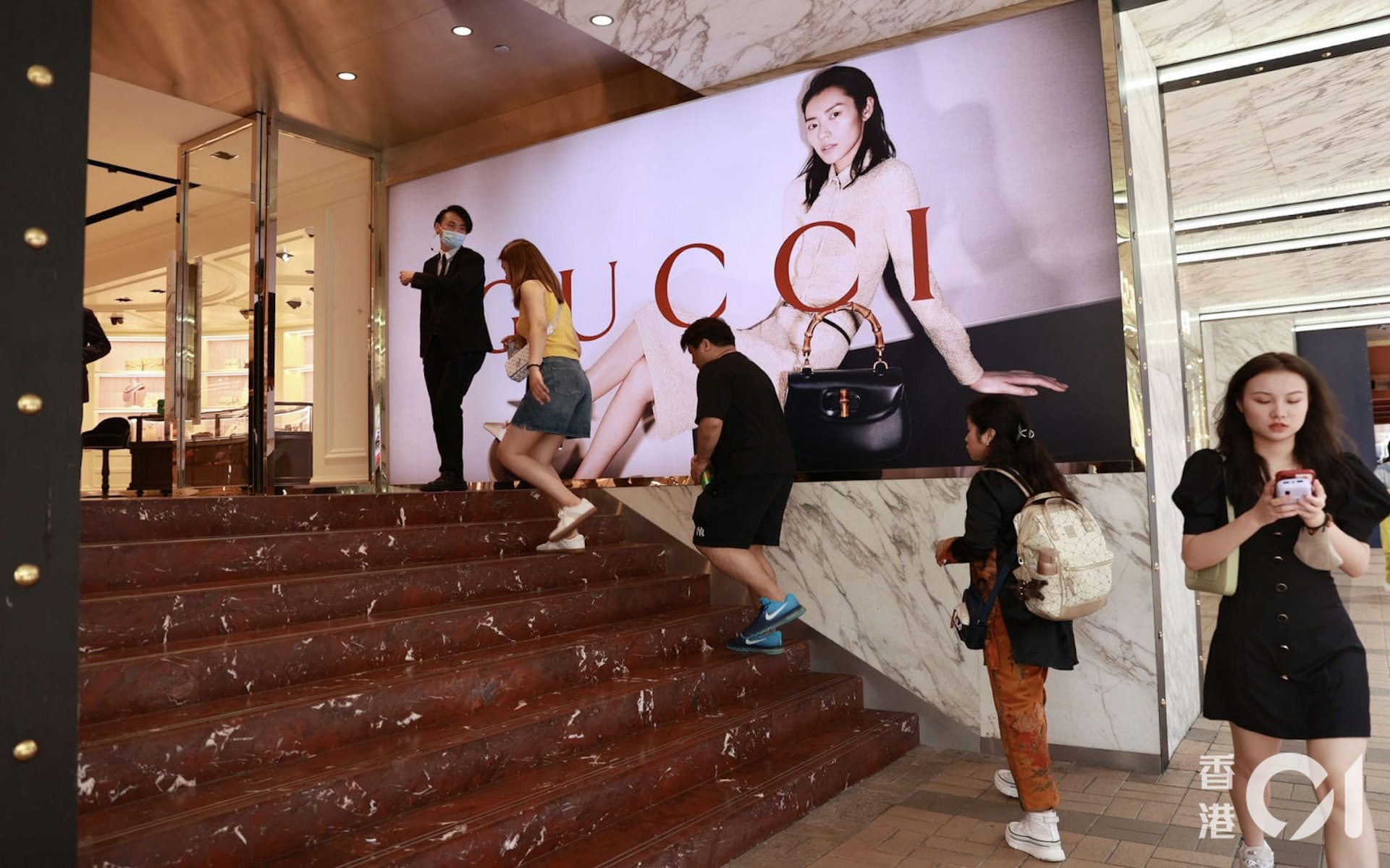 2023年4月29日,內地五一黃金周假期首日,香港尖沙咀海港城的名店外,中午已有遊客大排長龍。(黃寶瑩攝) 2023年4月29日,內地五一黃金周假期首日,香港尖沙咀海港城的名店外,中午已有遊客大排長龍。(黃寶瑩攝)