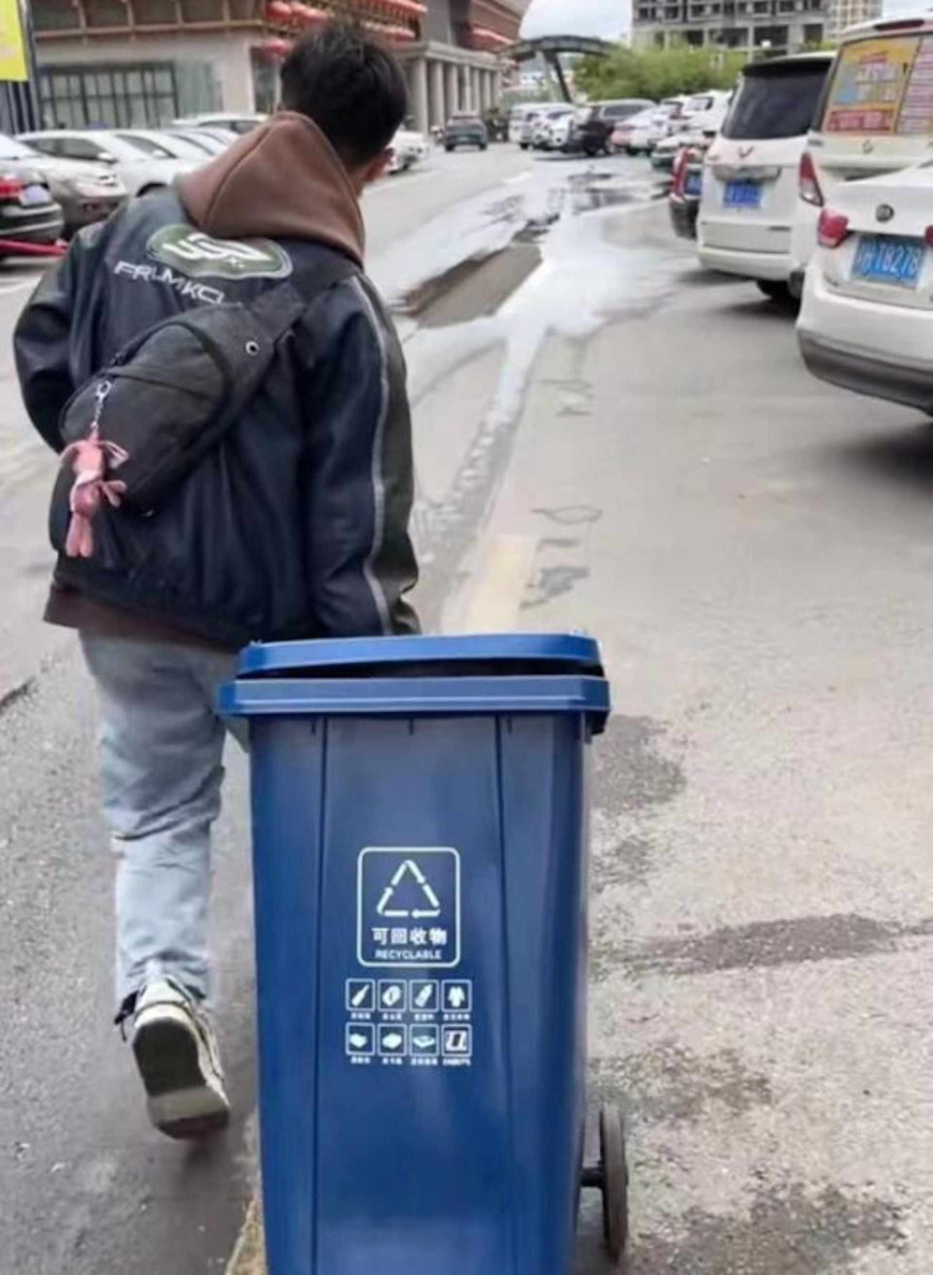 內地有大學生買垃圾桶當行李箱。(微博影片截圖) 內地有大學生買垃圾桶當行李箱。(微博影片截圖)
