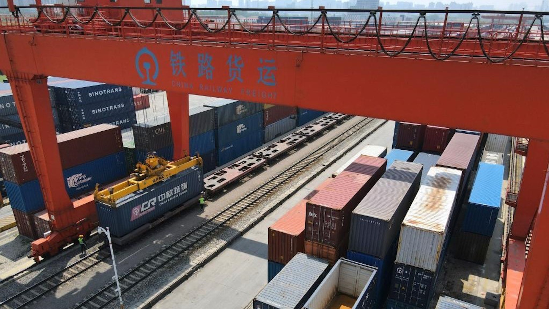 圖為2023年4月27日,在鐵路合肥貨運中心合肥北站物流基地,吊車司機將中歐班列集裝箱吊運到列車上。(新華社) 圖為2023年4月27日,在鐵路合肥貨運中心合肥北站物流基地,吊車司機將中歐班列集裝箱吊運到列車上。(新華社)