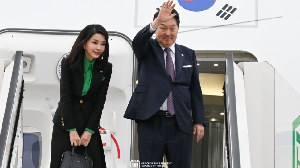 圖為2023年3月17日，韓國總統尹錫悅結束訪日行程，與夫人金建希在日本東京羽田機場登機回國。（韓國總統府辦公室網站）