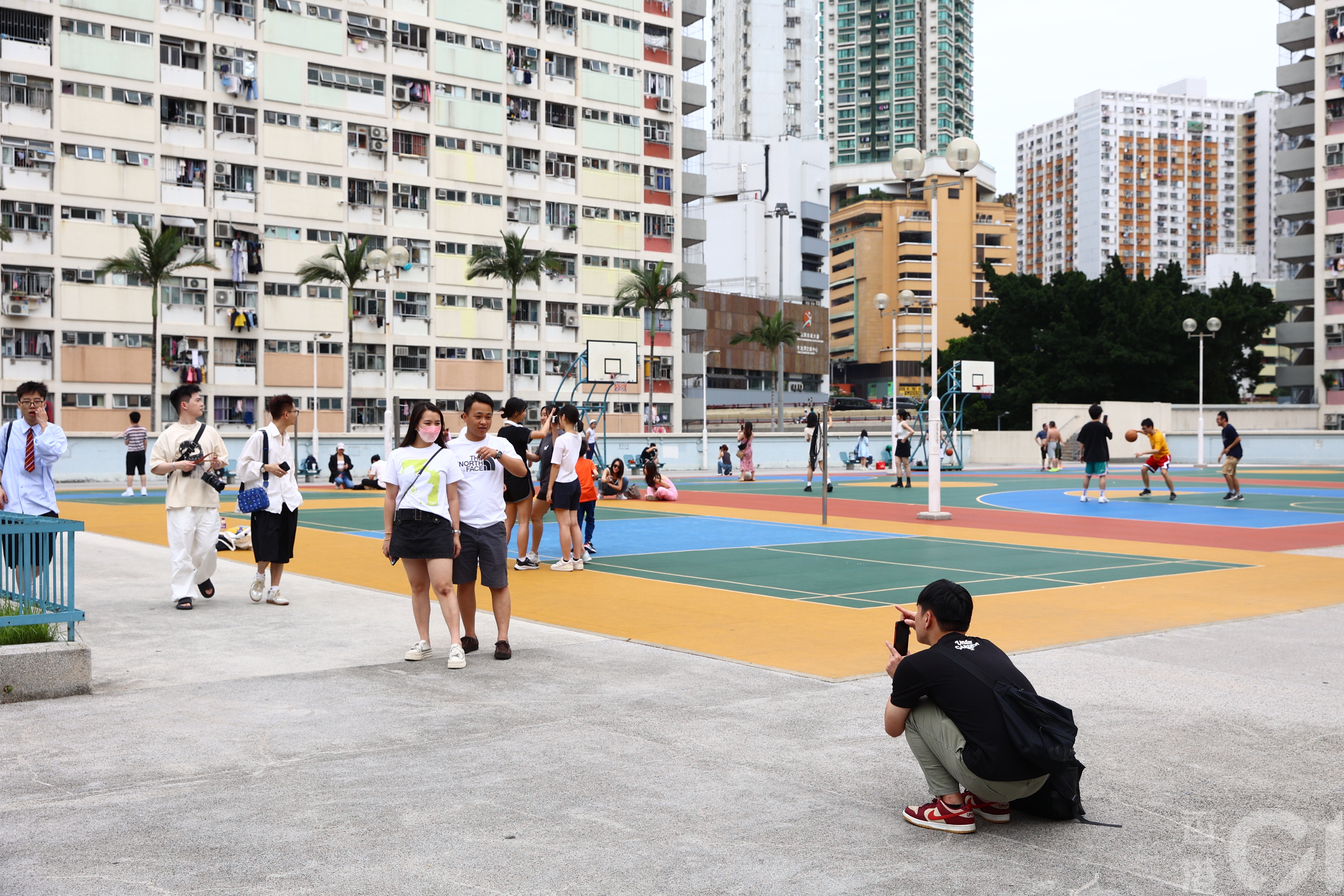 五一黃金周|打卡勝地彩虹邨平台球場,5月1日有居民打波,同時也有「外人」到來影相打卡,當中不乏內地旅客。(鄭子峰攝) 五一黃金周|打卡勝地彩虹邨平台球場,5月1日有居民打波,同時也有「外人」到來影相打卡,當中不乏內地旅客。(鄭子峰攝)