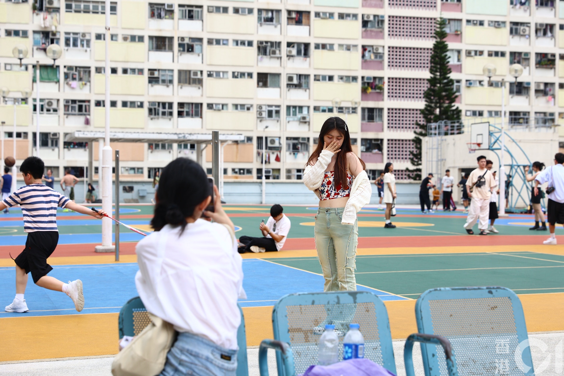 5月1日,遊客在彩虹邨球場外拍照留念。(鄭子峰攝) 5月1日,遊客在彩虹邨球場外拍照留念。(鄭子峰攝)
