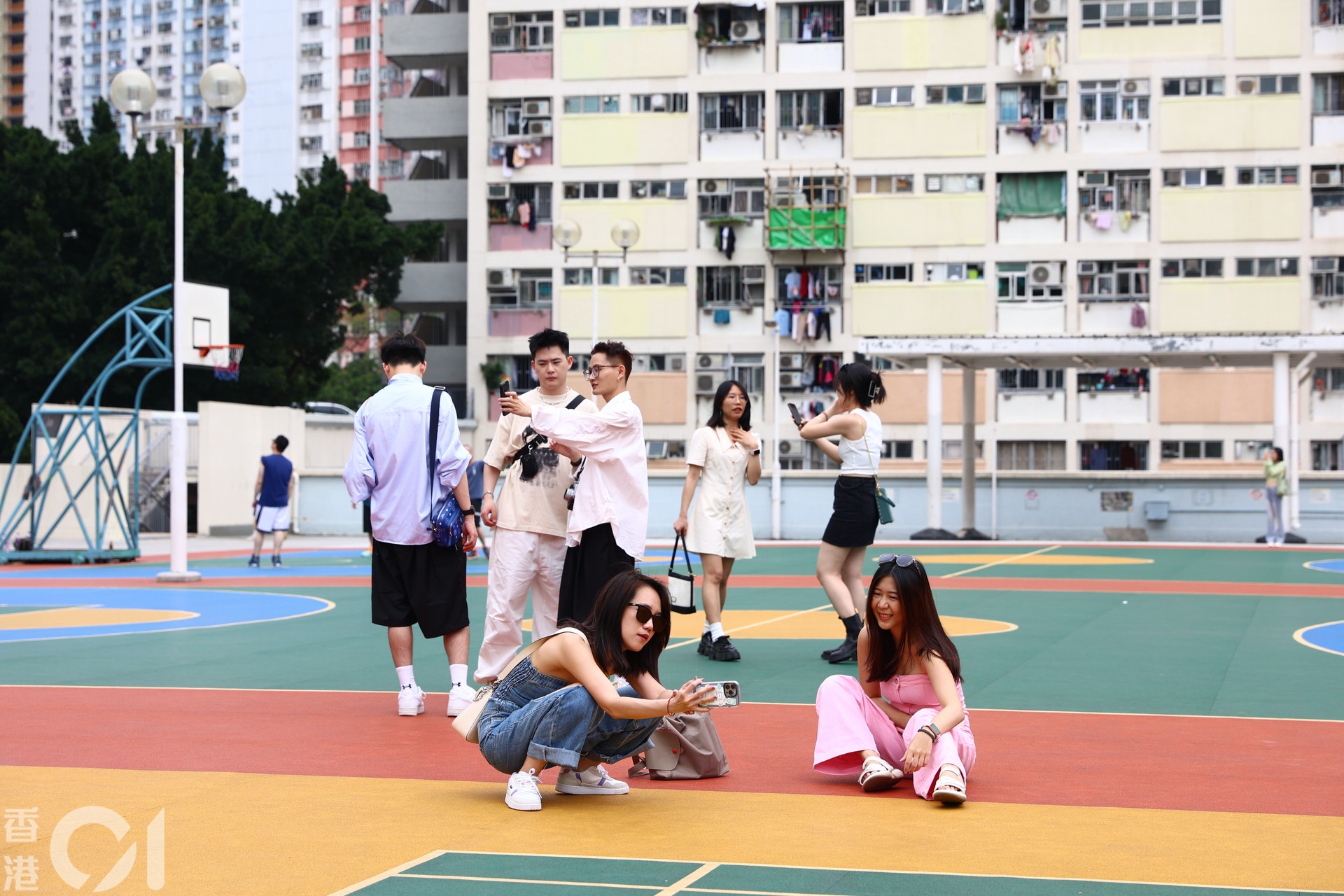 5月1日，遊客在彩虹邨球場外拍照留念。（鄭子峰攝）