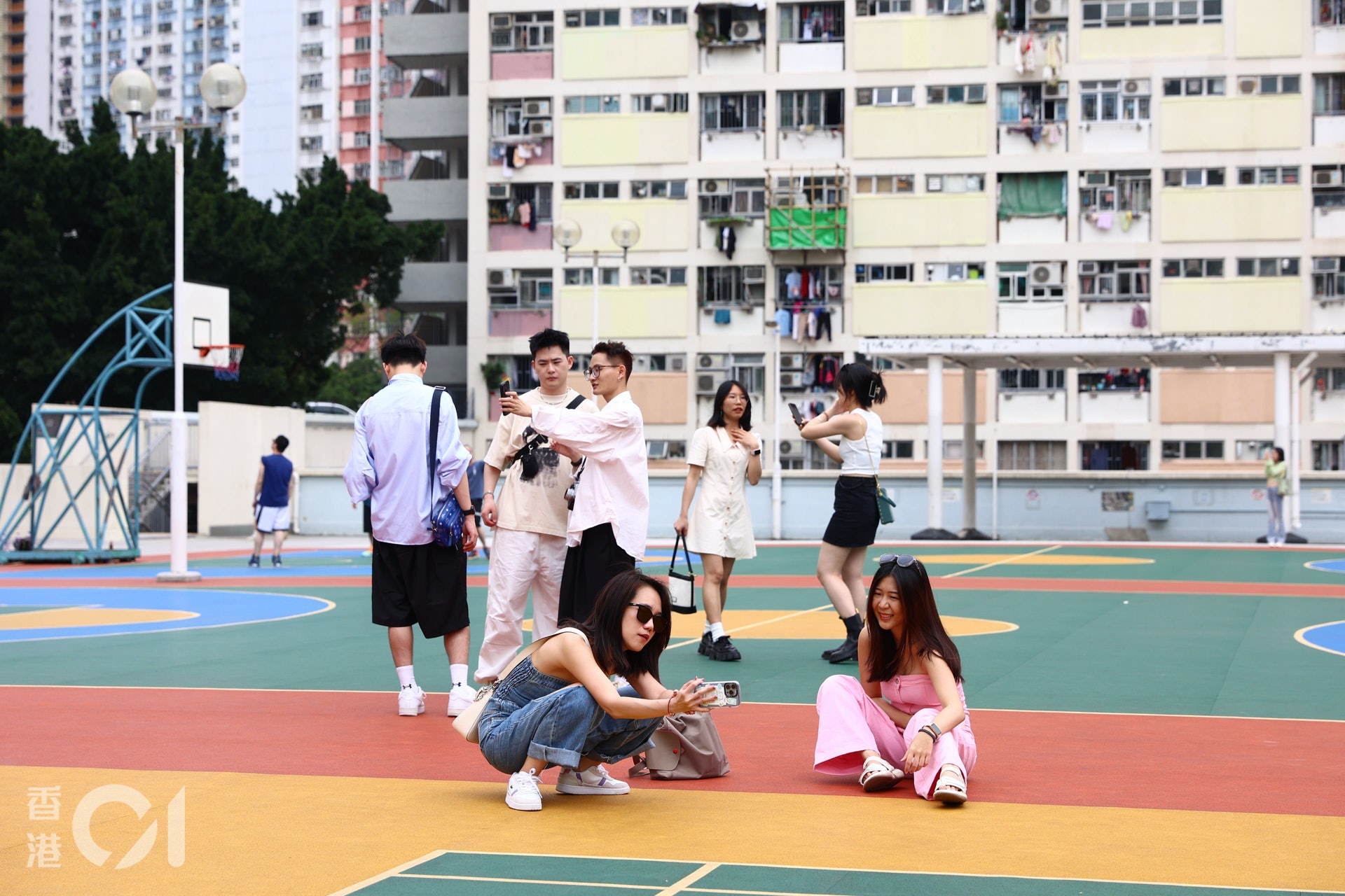 5月1日,遊客在彩虹邨球場外拍照留念。(鄭子峰攝) 5月1日,遊客在彩虹邨球場外拍照留念。(鄭子峰攝)