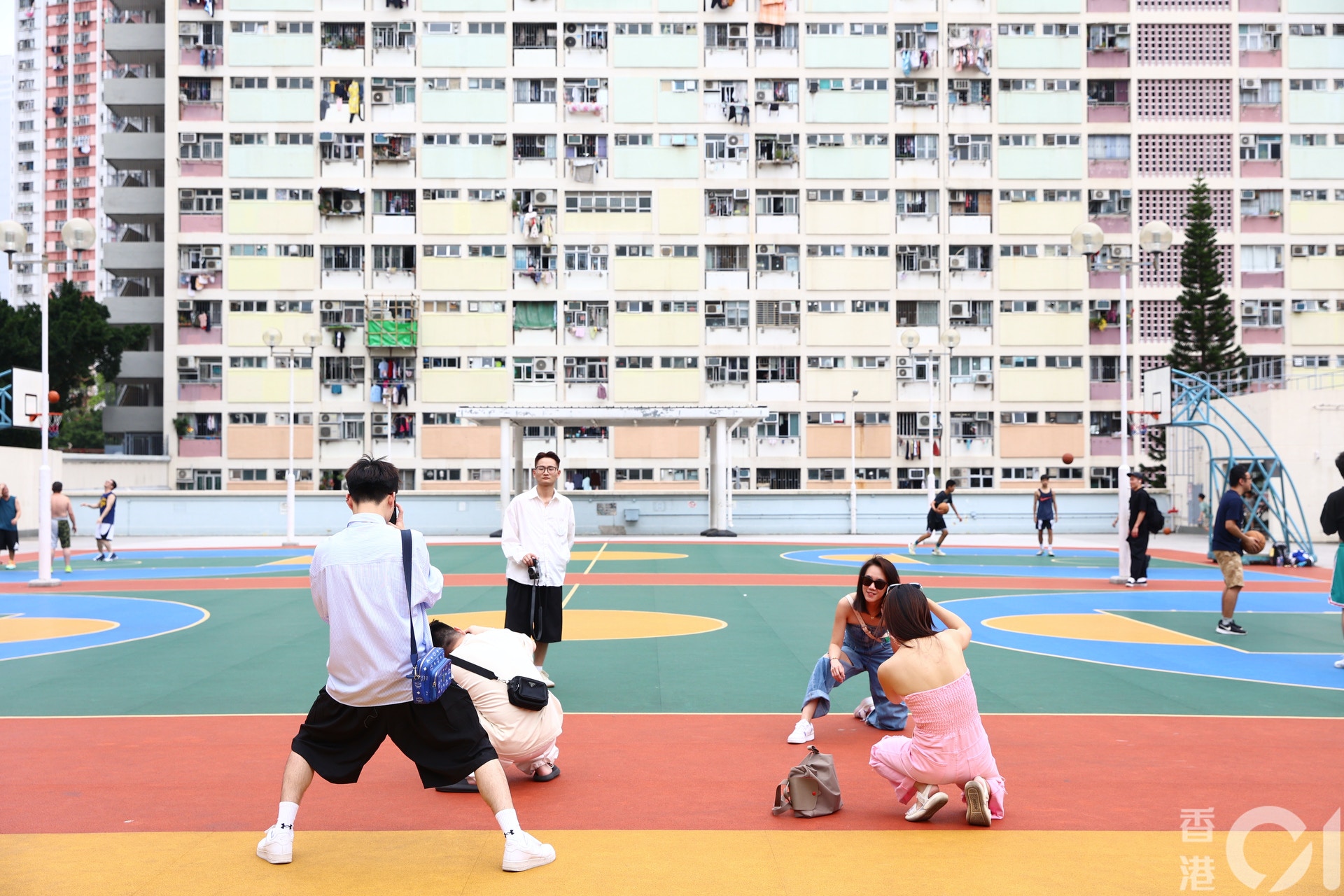 5月1日,遊客在彩虹邨球場外拍照留念。(鄭子峰攝) 5月1日,遊客在彩虹邨球場外拍照留念。(鄭子峰攝)