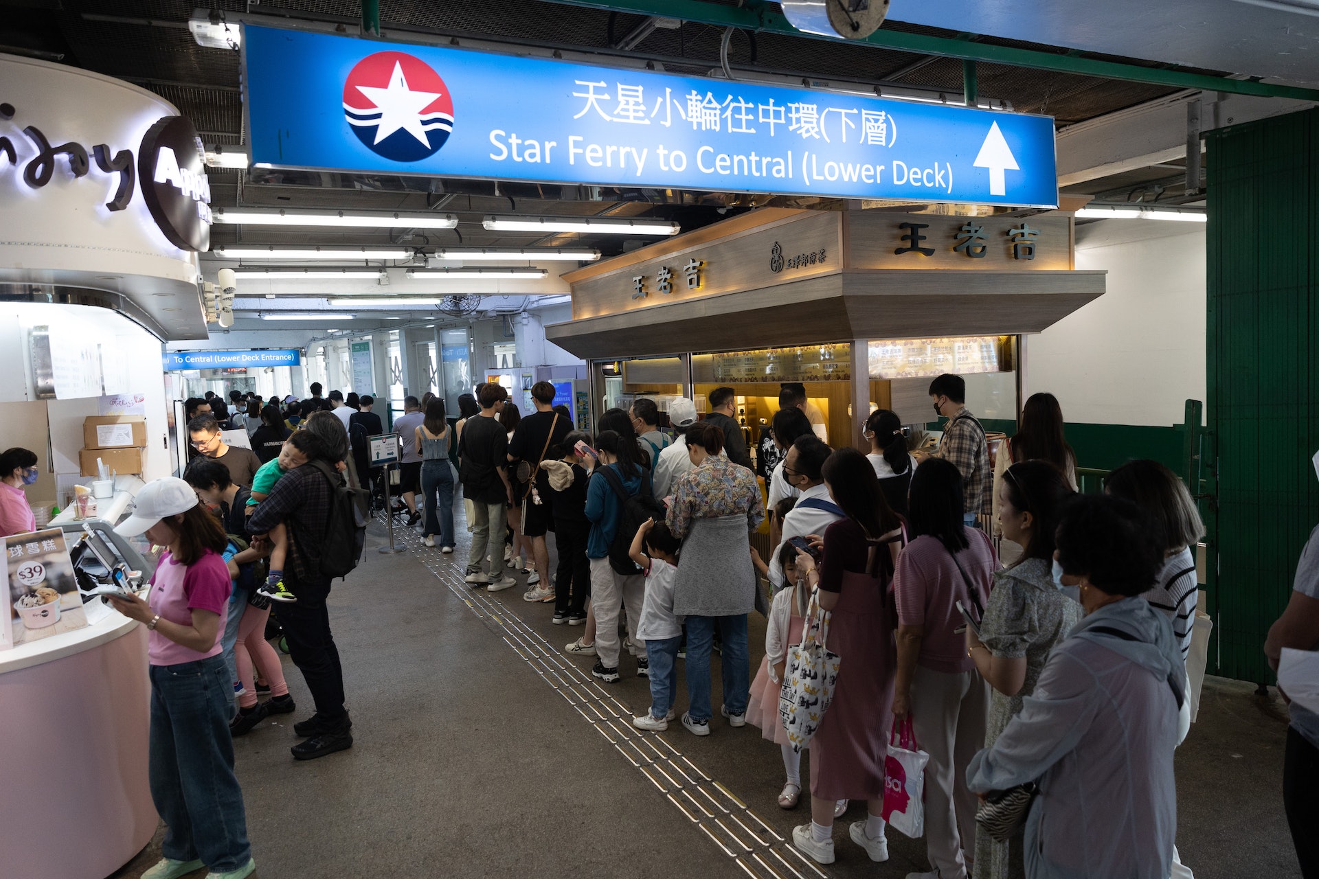 五一黃金周|內地大批遊客來港,5月1日下午天星碼頭外擠滿人,等入閘坐小輪的人龍有逾百人。(廖雁雄攝) 五一黃金周|內地大批遊客來港,5月1日下午天星碼頭外擠滿人,等入閘坐小輪的人龍有逾百人。(廖雁雄攝)