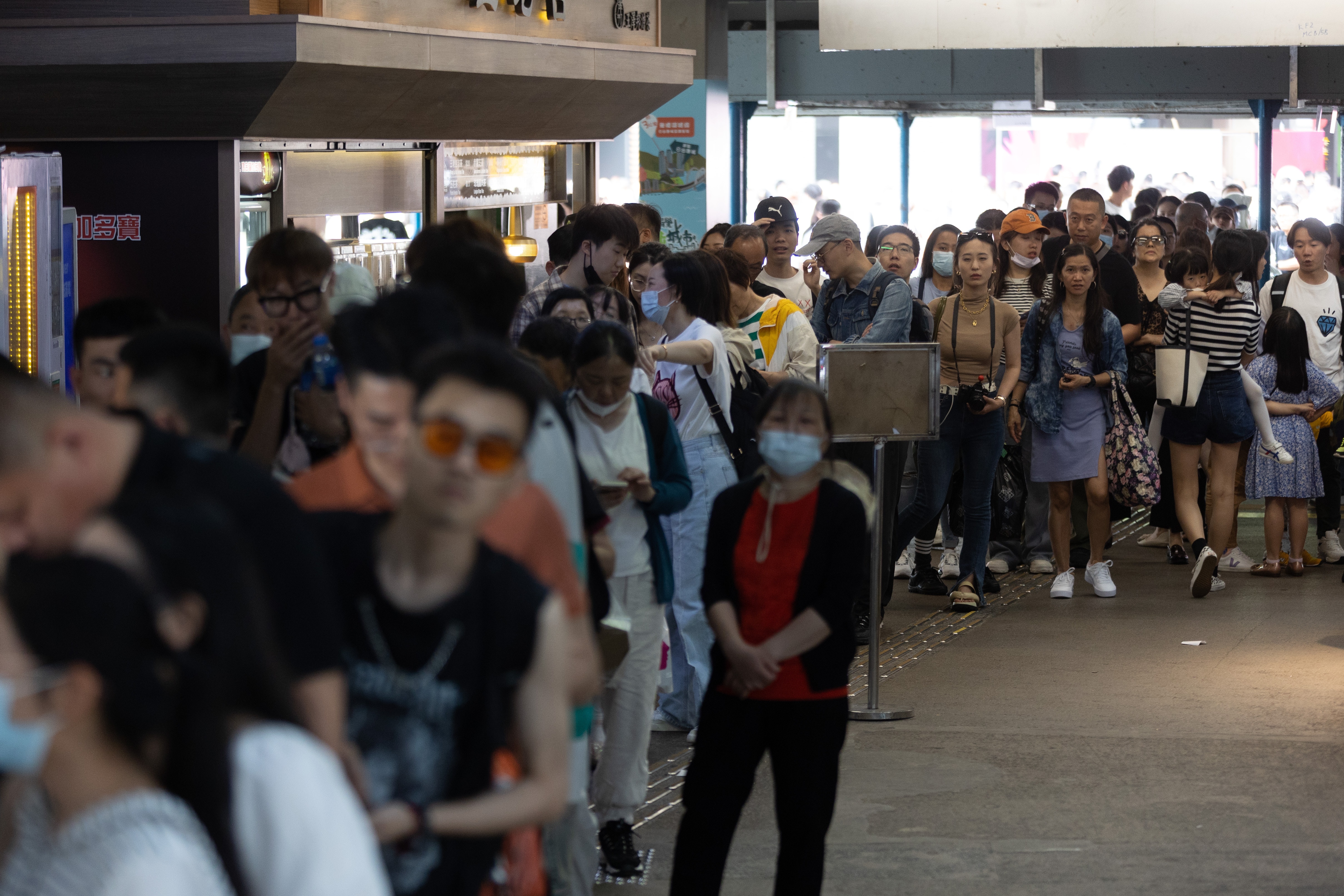 五一黃金周｜內地大批遊客來港，5月1日下午天星碼頭外擠滿人，等入閘坐小輪的人龍有逾百人。（廖雁雄攝）