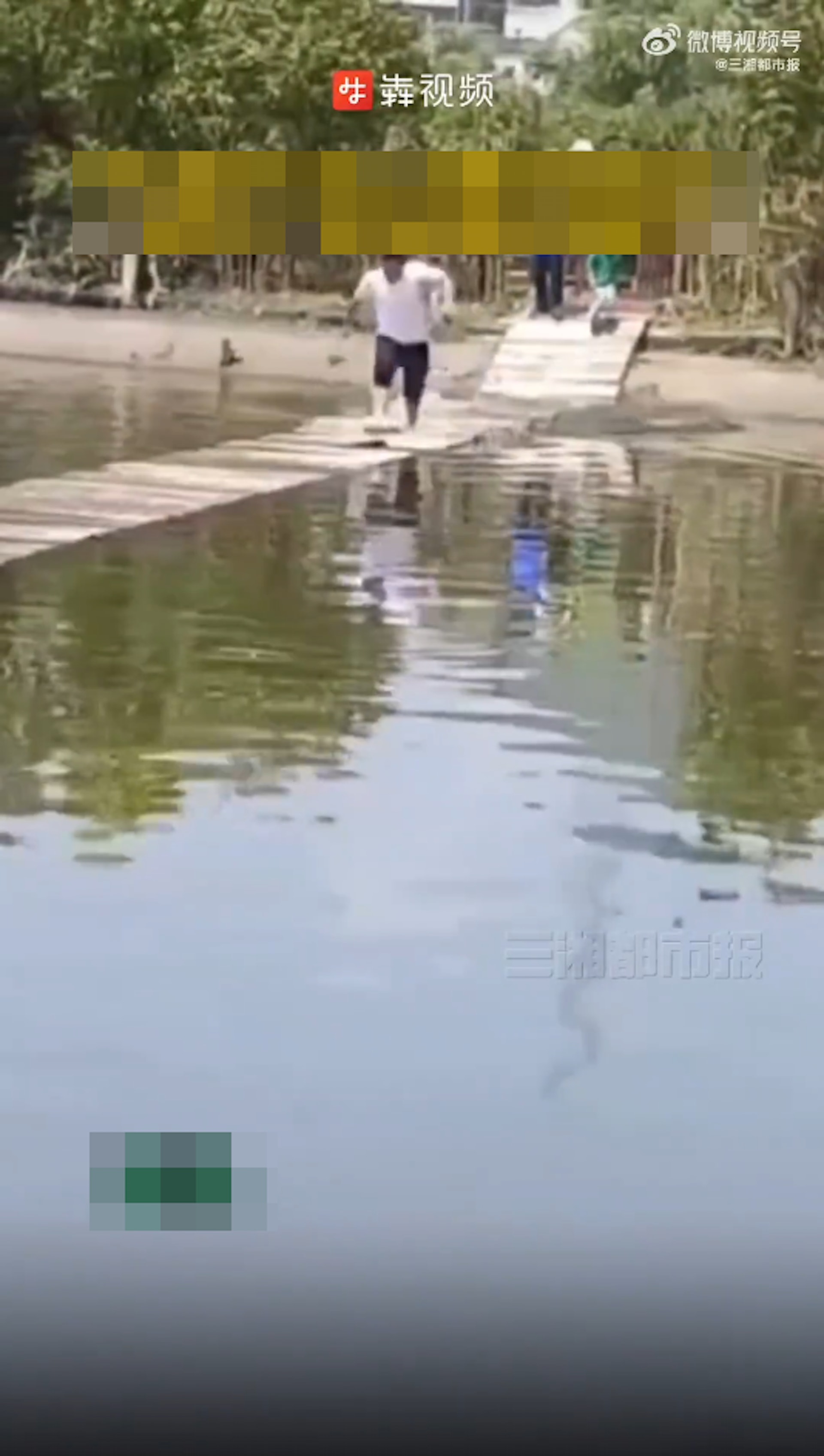 一名男子在重慶開州體驗水上浮橋時不慎落水溺斃。(三湘都市報) 一名男子在重慶開州體驗水上浮橋時不慎落水溺斃。(三湘都市報)