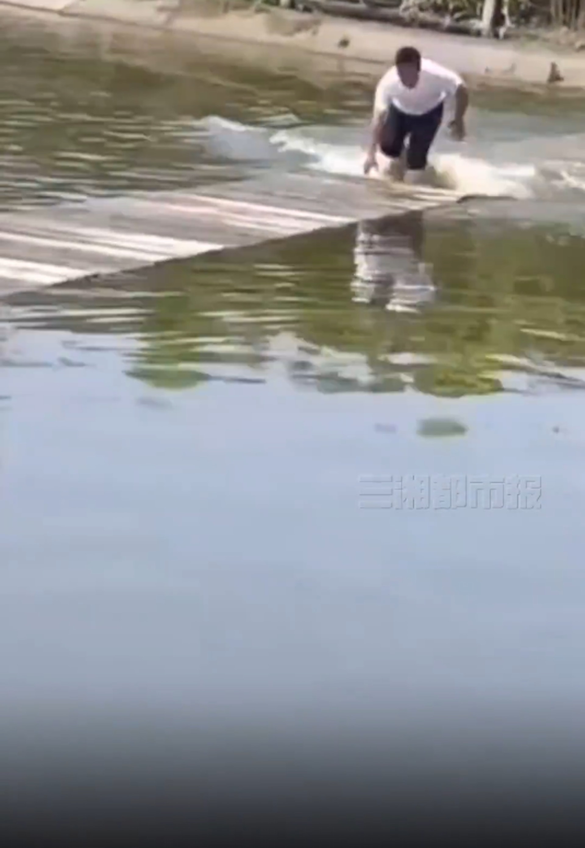 一名男子在重慶開州體驗水上浮橋時不慎落水溺斃。(三湘都市報) 一名男子在重慶開州體驗水上浮橋時不慎落水溺斃。(三湘都市報)