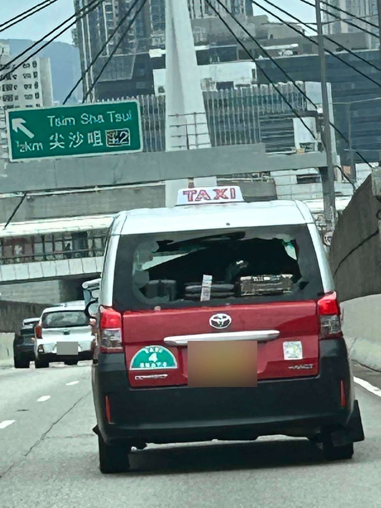 網上流傳相片，1輛車尾玻璃碎裂的混能的士在馬路上行駛，車尾放了3個大行李篋。疑有人關車門時未有留意，行李篋撞碎擋風玻璃。（fb「的士司機資訊網 Taxi」圖片）