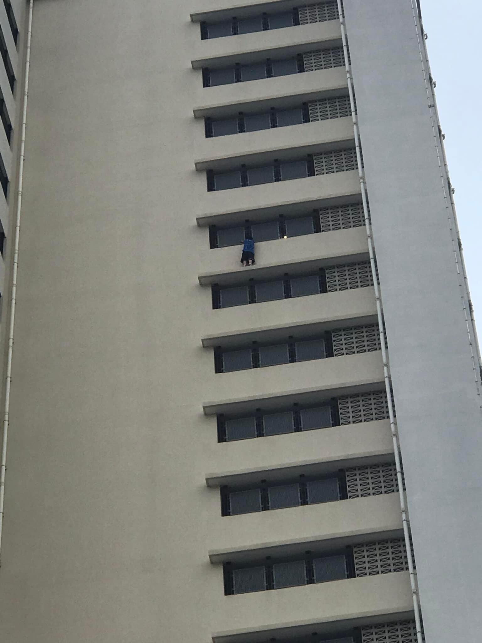 男子爬出窗外企圖墮樓。（Sofia Jen/facebook群組「香港突發事故報料」圖片）