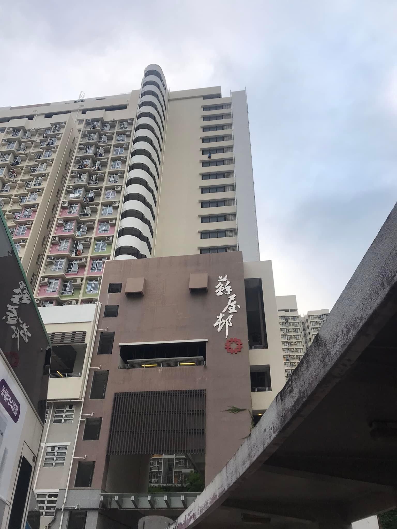 男子爬出窗外企圖墮樓。（Sofia Jen/facebook群組「香港突發事故報料」圖片）