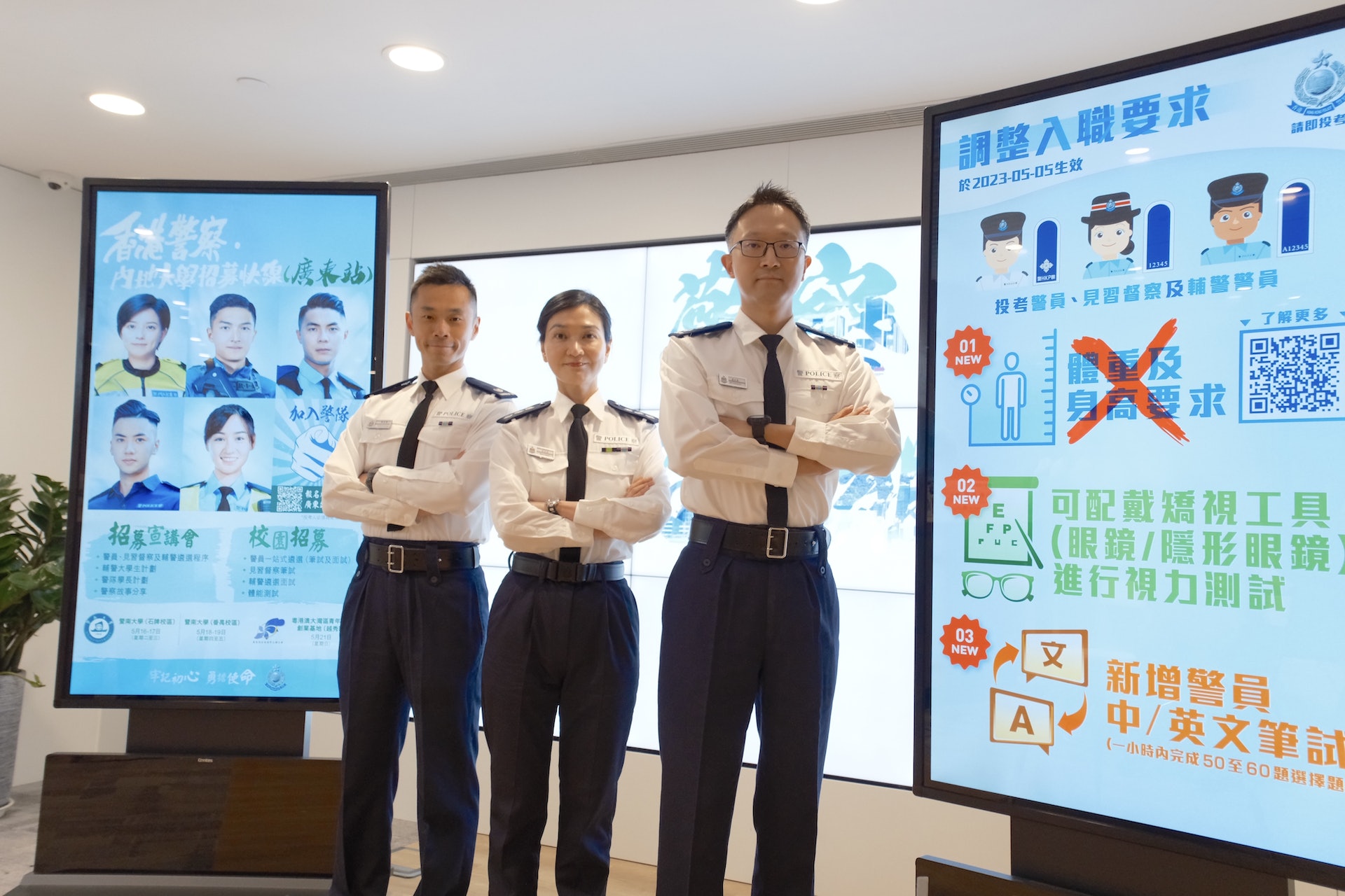 人事部人力資源科總警司郭美森(中)表示,今次調整是「拆牆鬆綁」,提供彈性廣納入才。左為人事部招募組警司陳杰峰、右為人事部招募組總督察蕭政廉。(盧翊銘攝) 人事部人力資源科總警司郭美森(中)表示,今次調整是「拆牆鬆綁」,提供彈性廣納入才。左為人事部招募組警司陳杰峰、右為人事部招募組總督察蕭政廉。(盧翊銘攝)