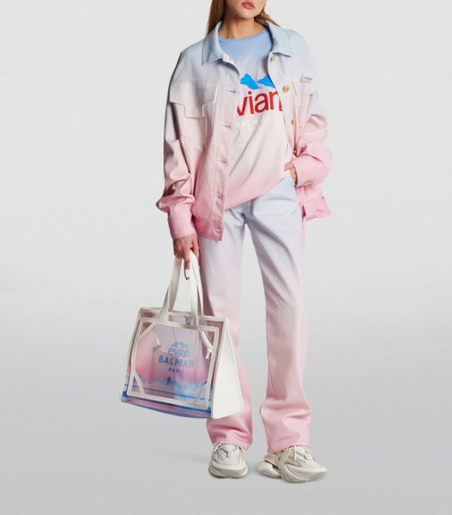evian聯乘Balmain系列用上天空藍、白色和粉紅色所呈現的漸變色調。(Harrods)