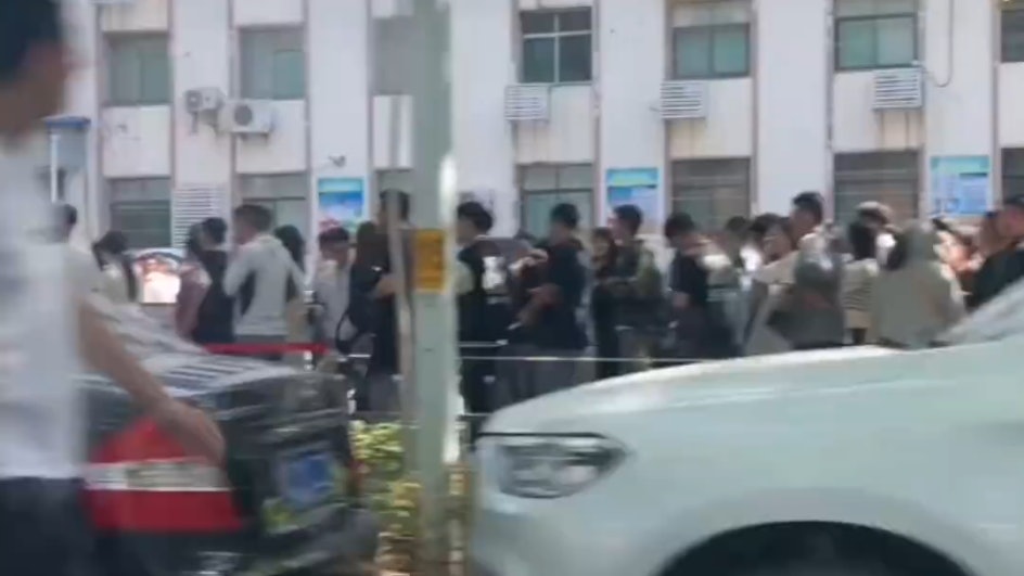 淄博4歲童指景點人龍問「這是在做核酸嗎」 網民:疫情3年永載史冊 淄博4歲童指景點人龍問「這是在做核酸嗎」 網民:疫情3年永載史冊