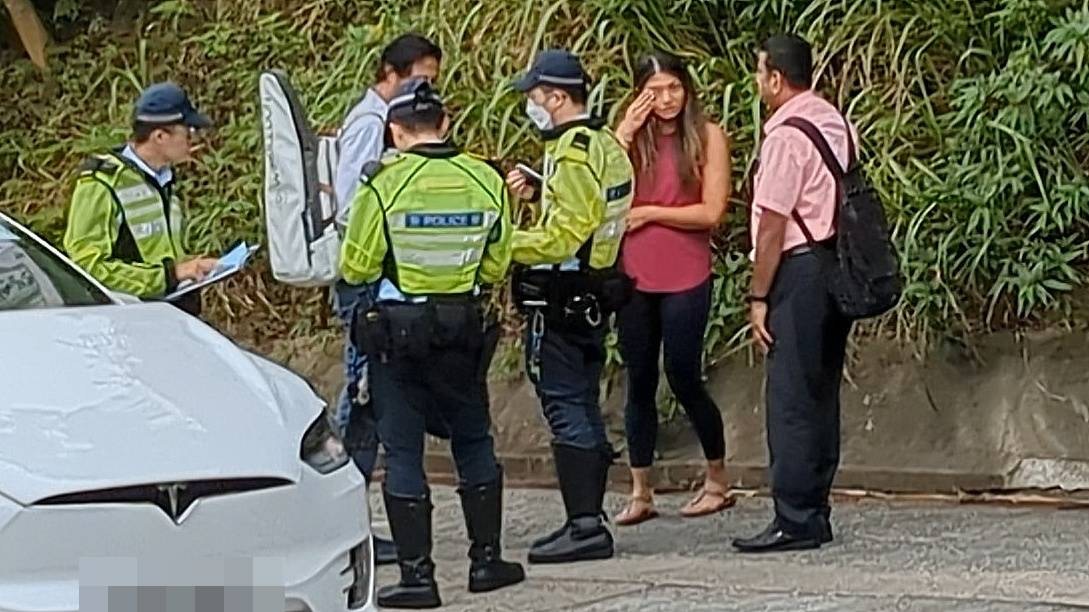 女司機拭淚，哭說沒有做錯。（黃偉民攝）