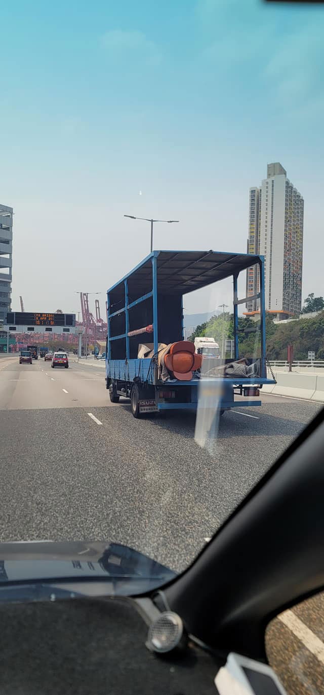 有司機分享他在公路駕駛時，看見有貨車正運送棺材，不禁問「會唔會行行下飛出嚟㗎？」。（FB「馬路的事討論區」圖片）