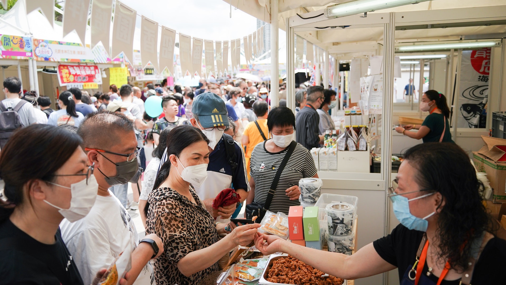 美食市集沙田|$1罐頭鮑、買雞送糉、啄啄糖再現 市民盼長期舉行 美食市集沙田|$1罐頭鮑、買雞送糉、啄啄糖再現 市民盼長期舉行