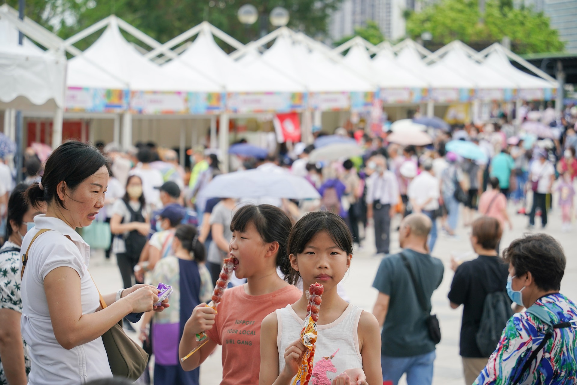 第二場「開心香港」美食市集5月6日起一連兩日在沙田公園舉行,吸引大批市民到來「掃街」,邊行邊吃。(林靄怡攝) 第二場「開心香港」美食市集5月6日起一連兩日在沙田公園舉行,吸引大批市民到來「掃街」,邊行邊吃。(林靄怡攝)