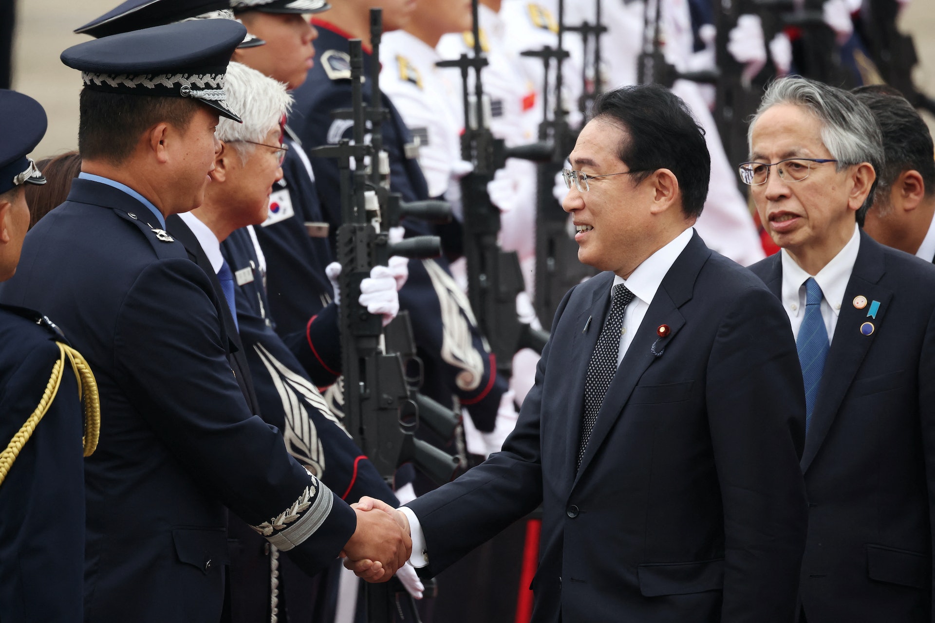 圖為5月7日,岸田文雄抵埗韓國首爾機場,展開訪韓行程。(Reuters) 圖為5月7日,岸田文雄抵埗韓國首爾機場,展開訪韓行程。(Reuters)