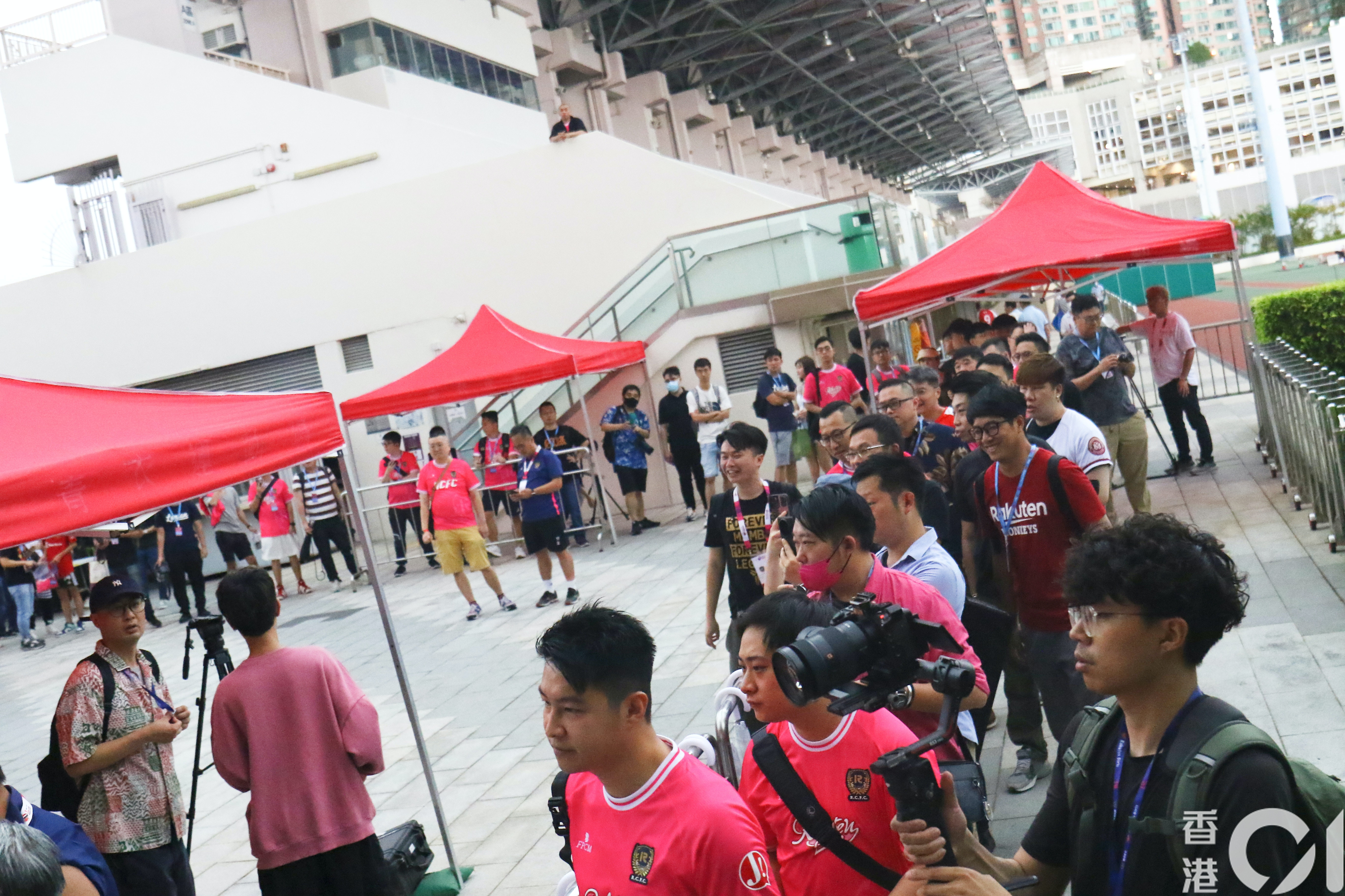 約50名球迷排隊等待與樂天女孩合照。（袁志浩攝）