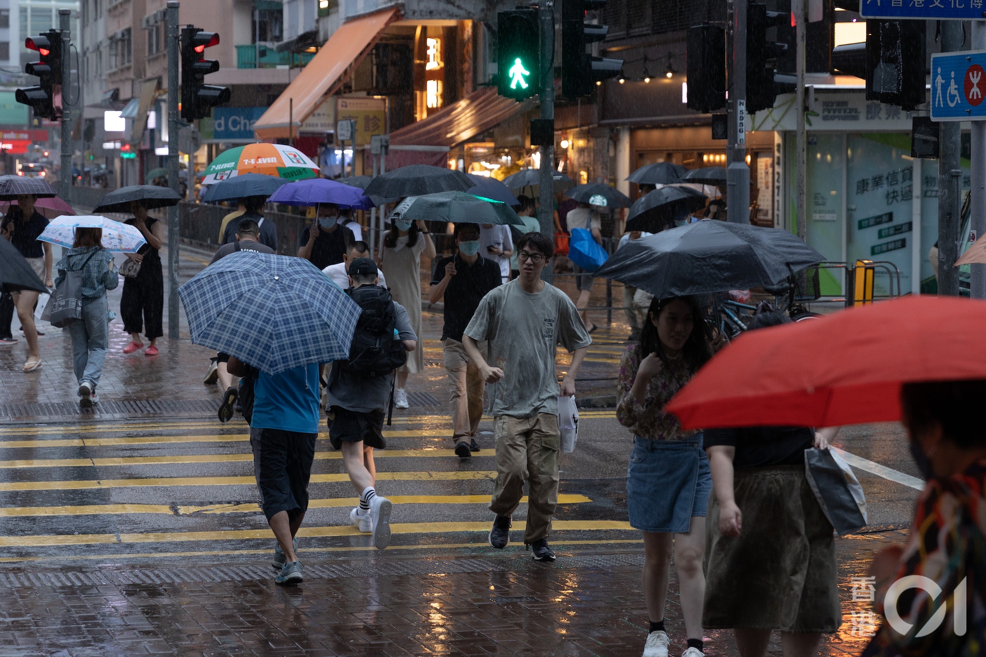 5月7日,天文台一度發出「紅雨」,市民外出均帶備雨具。(夏家朗攝) 5月7日,天文台一度發出「紅雨」,市民外出均帶備雨具。(夏家朗攝)
