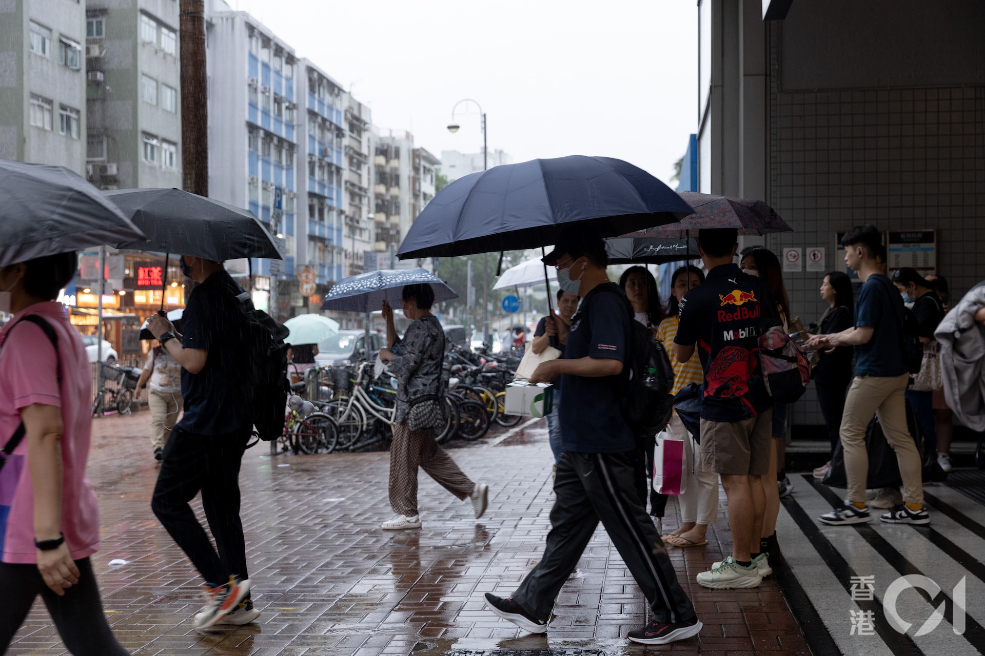5月7日,天文台一度發出「紅雨」,市民外出均帶備雨具。(夏家朗攝) 5月7日,天文台一度發出「紅雨」,市民外出均帶備雨具。(夏家朗攝)