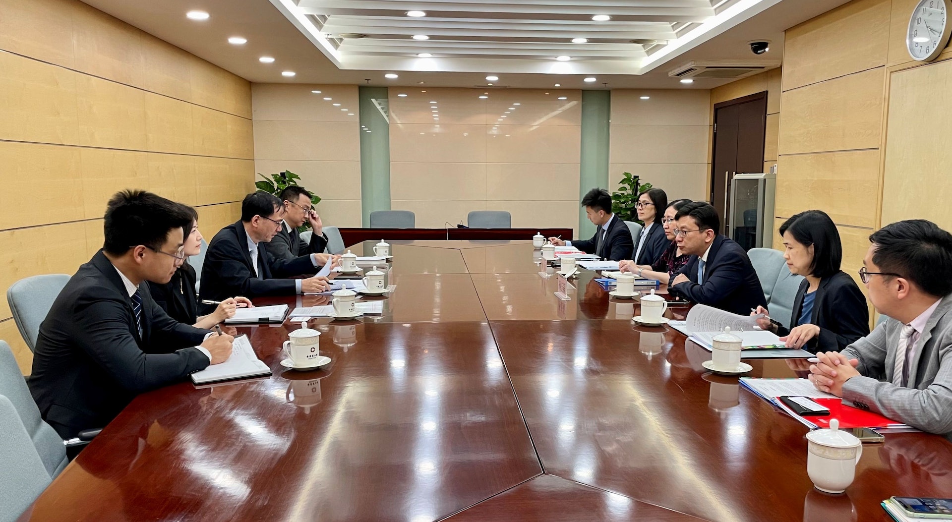 勞工及福利局局長孫玉菡(右三)今日(8日)下午拜會商務部對外投資和經濟合作司副司長劉民強(左三),就對港勞務合作監督管理工作交換意見。(政府新聞處) 勞工及福利局局長孫玉菡(右三)今日(8日)下午拜會商務部對外投資和經濟合作司副司長劉民強(左三),就對港勞務合作監督管理工作交換意見。(政府新聞處)