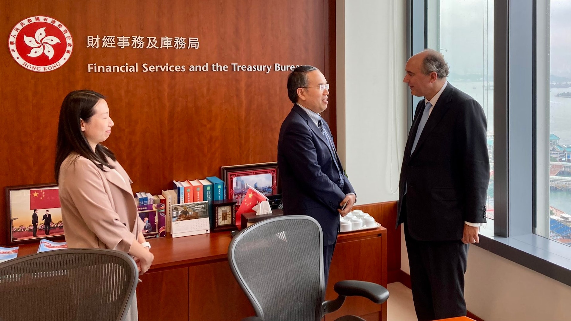 英國商業及貿易部國務大臣莊敦文(Dominic Johnson)周一訪問香港,與財經事務及庫務局長許正宇會面。(莊敦文Twitter) 英國商業及貿易部國務大臣莊敦文(Dominic Johnson)周一訪問香港,與財經事務及庫務局長許正宇會面。(莊敦文Twitter)