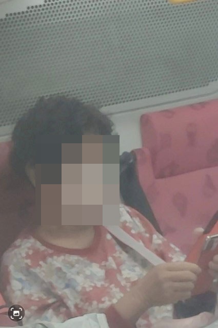有乘客乘搭巴士時，遇見有中年婦女沿途一直吃麵包，更將口中吐出的殘餘物包裹在紙巾，便隨手丟到地上，看不過眼其無公德心行為，故公審到網上。（「屯門公路塞車關注組」圖片）