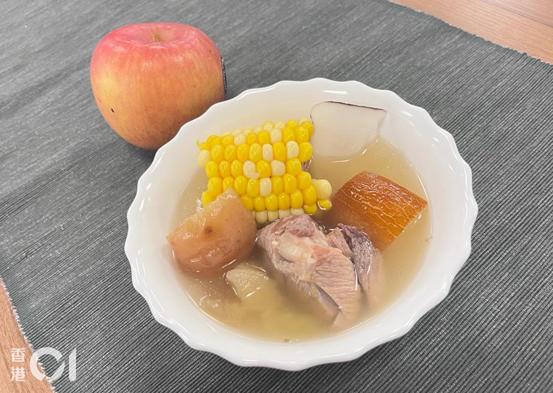 海底椰蘋果老黃瓜湯(古曦朗攝) 海底椰蘋果老黃瓜湯(古曦朗攝)