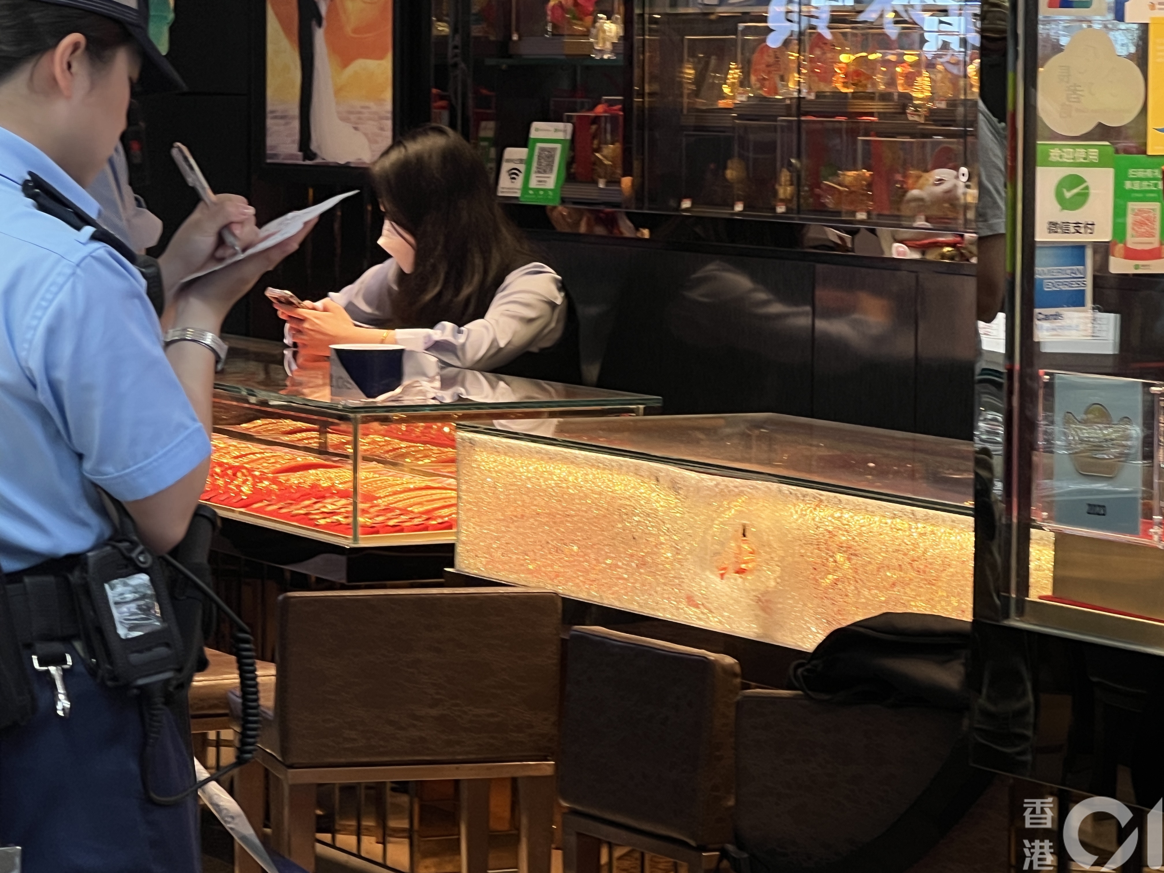 觀塘物華街珠寶金行獨行賊鎚仔扑玻璃行劫不果警展開搜捕