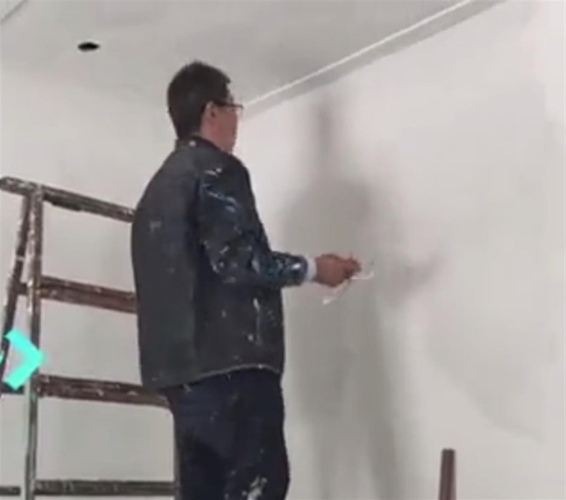 閆嘯天父親閆愛民一直不服判決,多次向有關部門申訴。現在他在粉刷牆壁等待兒子歸來。(紅星新聞) 閆嘯天父親閆愛民一直不服判決,多次向有關部門申訴。現在他在粉刷牆壁等待兒子歸來。(紅星新聞)