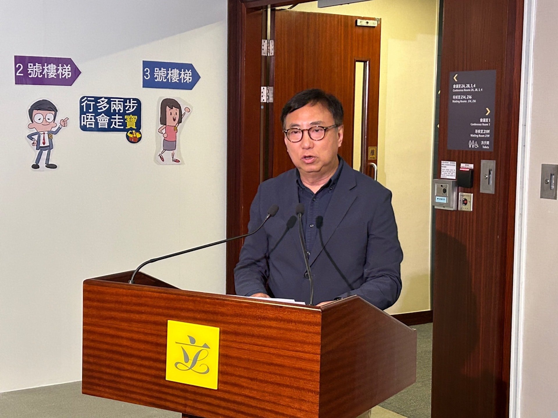 狄志遠質疑政府處理書籍下架的標準,會去信要求解釋。(資料圖片/馮子健攝) 狄志遠質疑政府處理書籍下架的標準,會去信要求解釋。(資料圖片/馮子健攝)