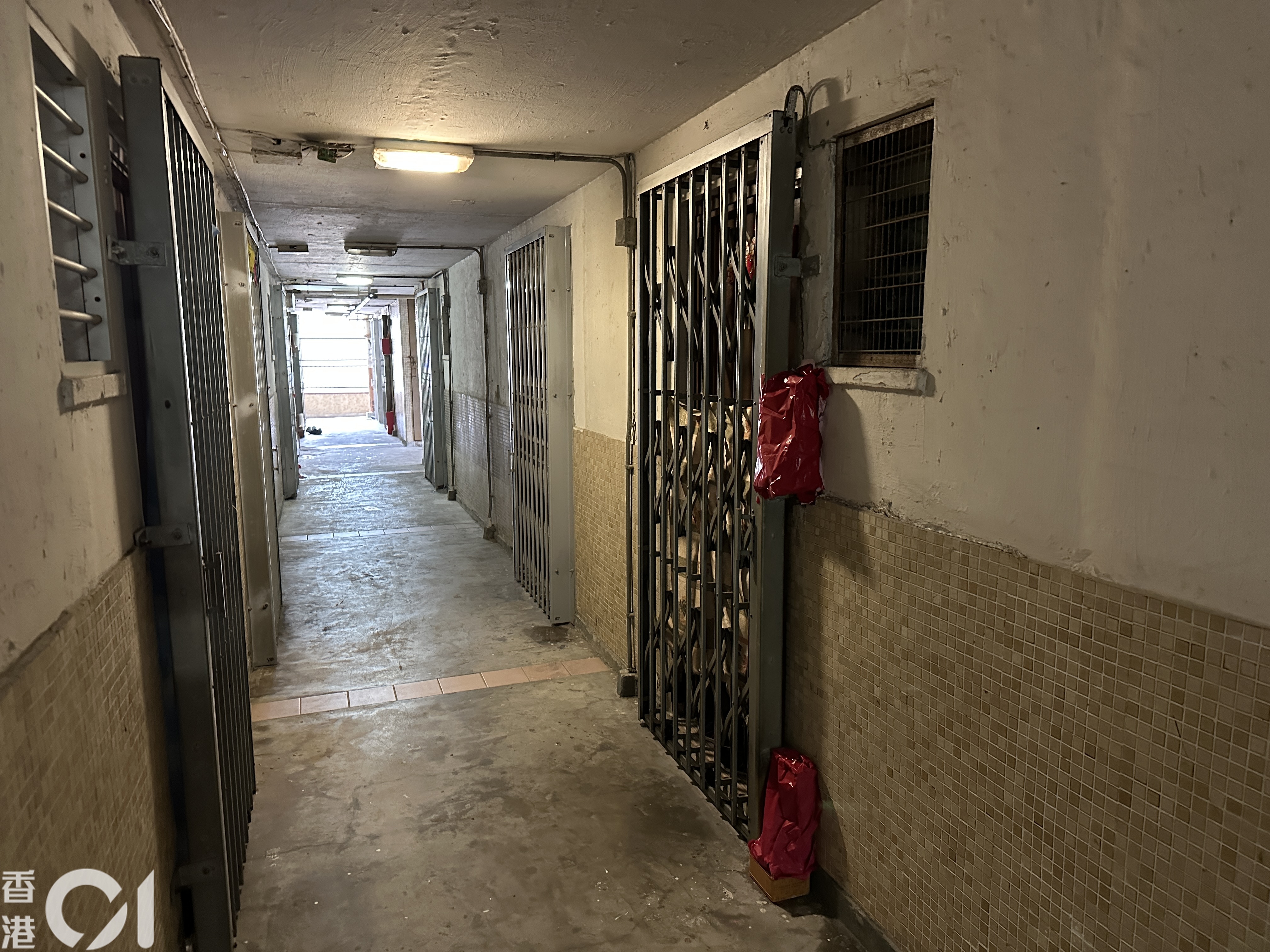 李太原本與丈夫及兒子一家三口居於屯門山景邨。在李先生與兒子離世後,他們住所門外的神位暫時以紅紙封住。(黃學潤攝)