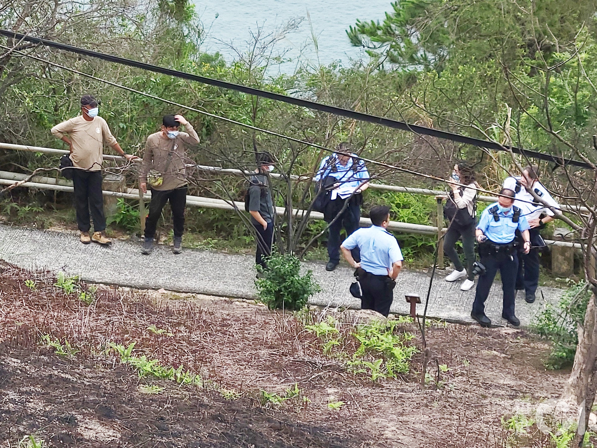 警方及勞工處人員於事發現場調查。(蔡正邦攝) 警方及勞工處人員於事發現場調查。(蔡正邦攝)