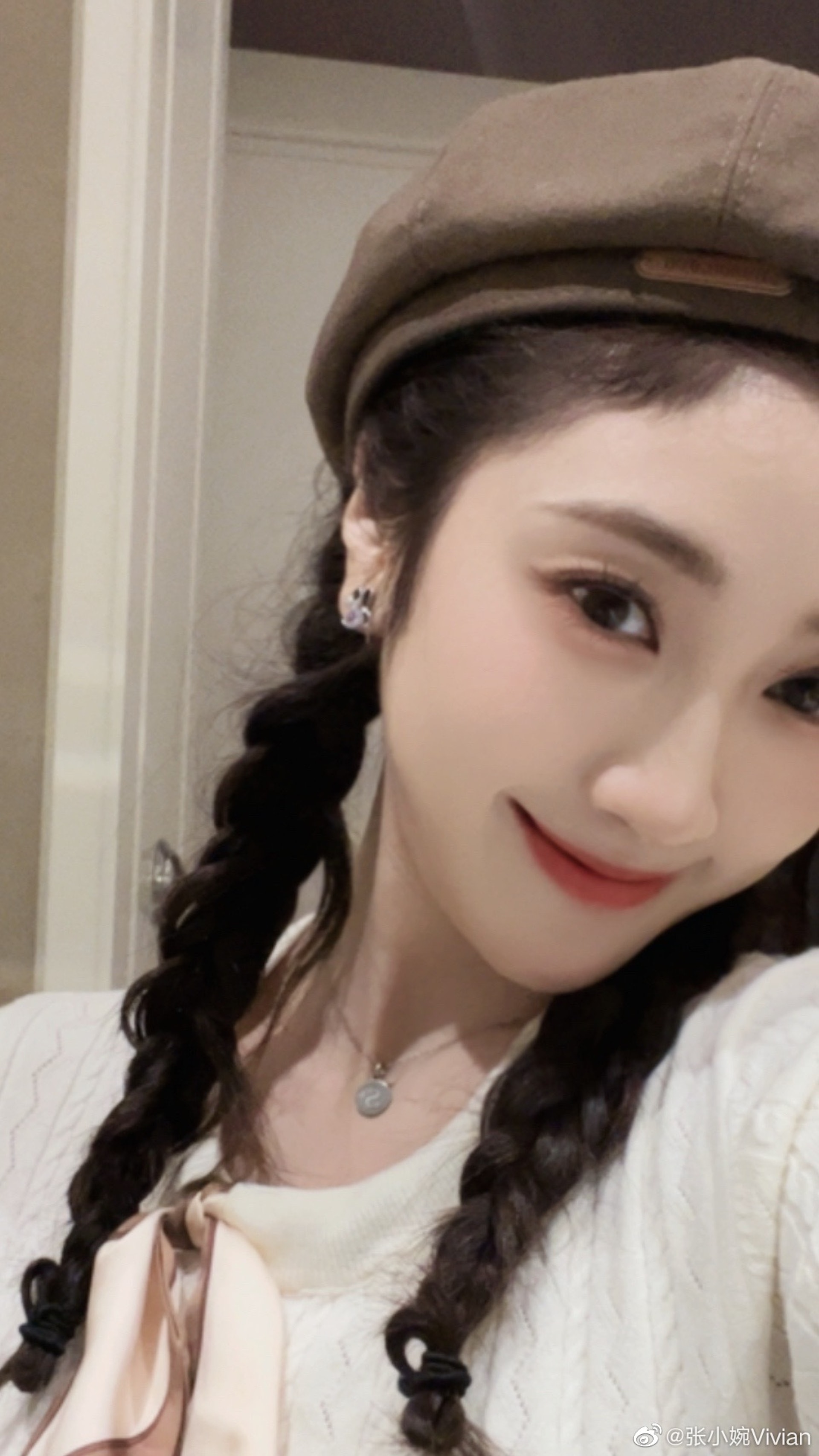 身形高䠷。(微博@張小婉Vivian)