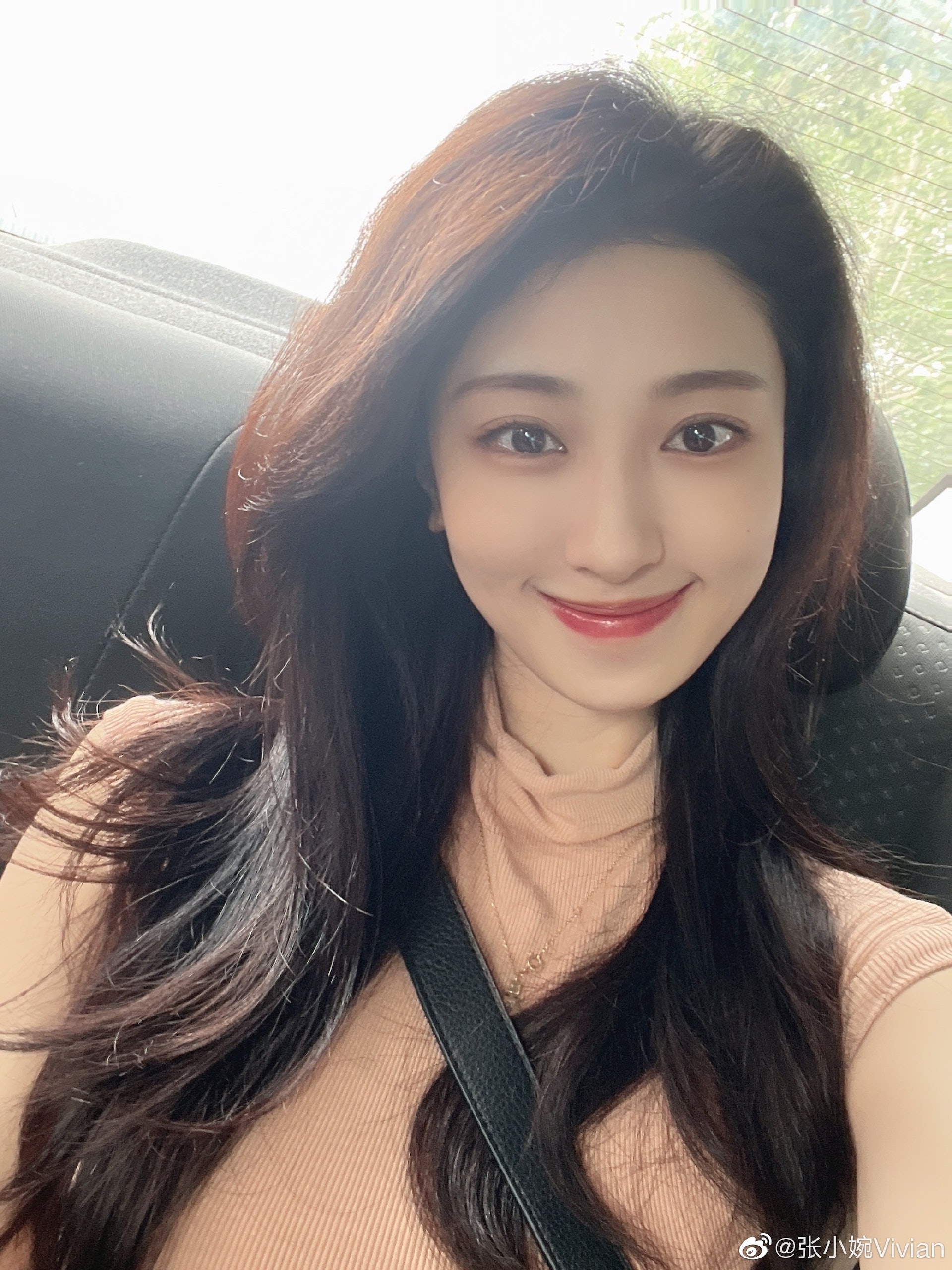 身形高䠷。(微博@張小婉Vivian)