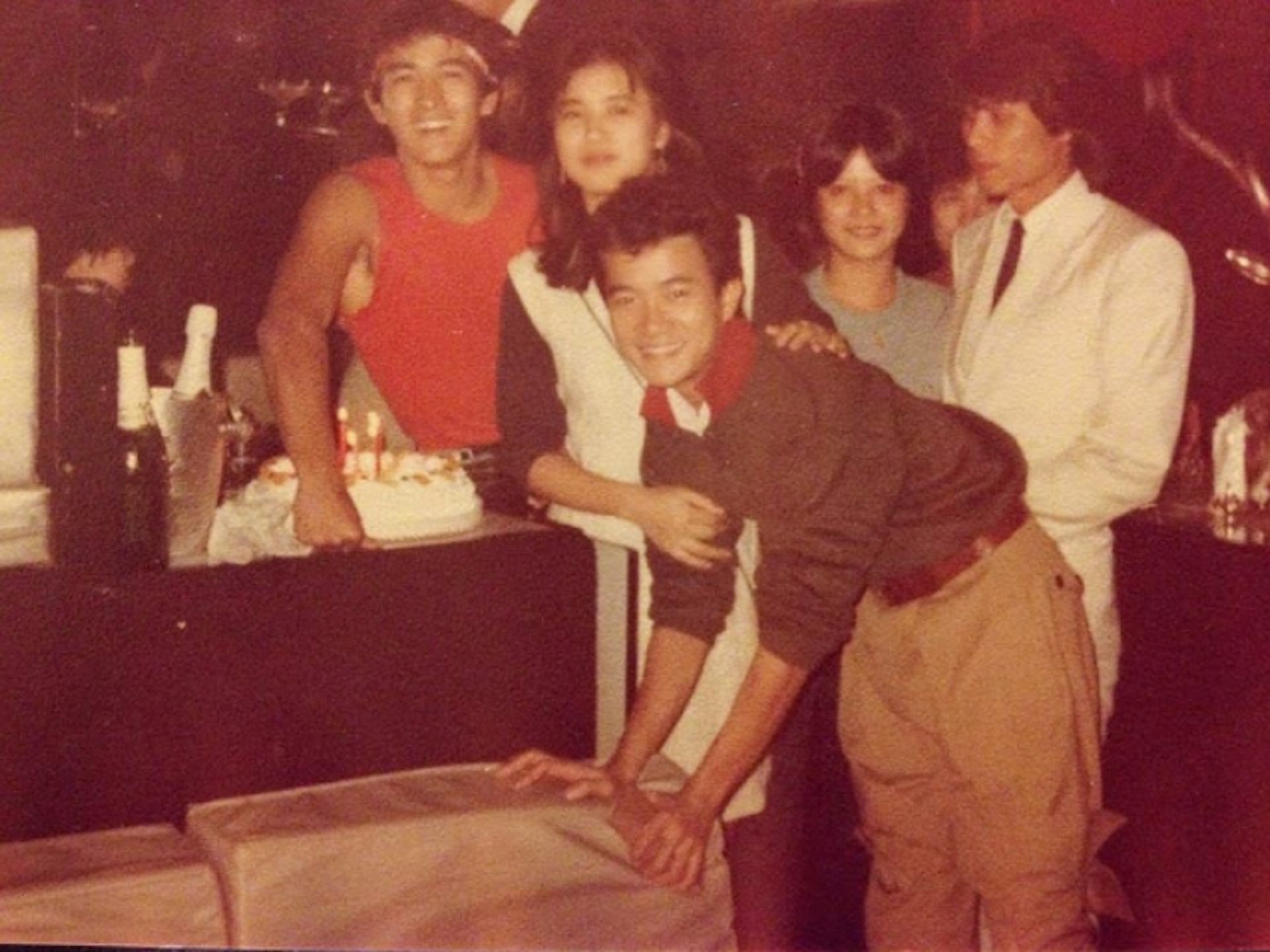 Disco Disco(DD)由連卡佛總監的次子Gordon Huthart在1978年與DJ Andrew Bull於蘭桂坊開設,香港明星如陳百強曾是DD的常客。舊址後來亦成了另一著名夜店Volar。 Disco Disco(DD)由連卡佛總監的次子Gordon Huthart在1978年與DJ Andrew Bull於蘭桂坊開設,香港明星如陳百強曾是DD的常客。舊址後來亦成了另一著名夜店Volar。